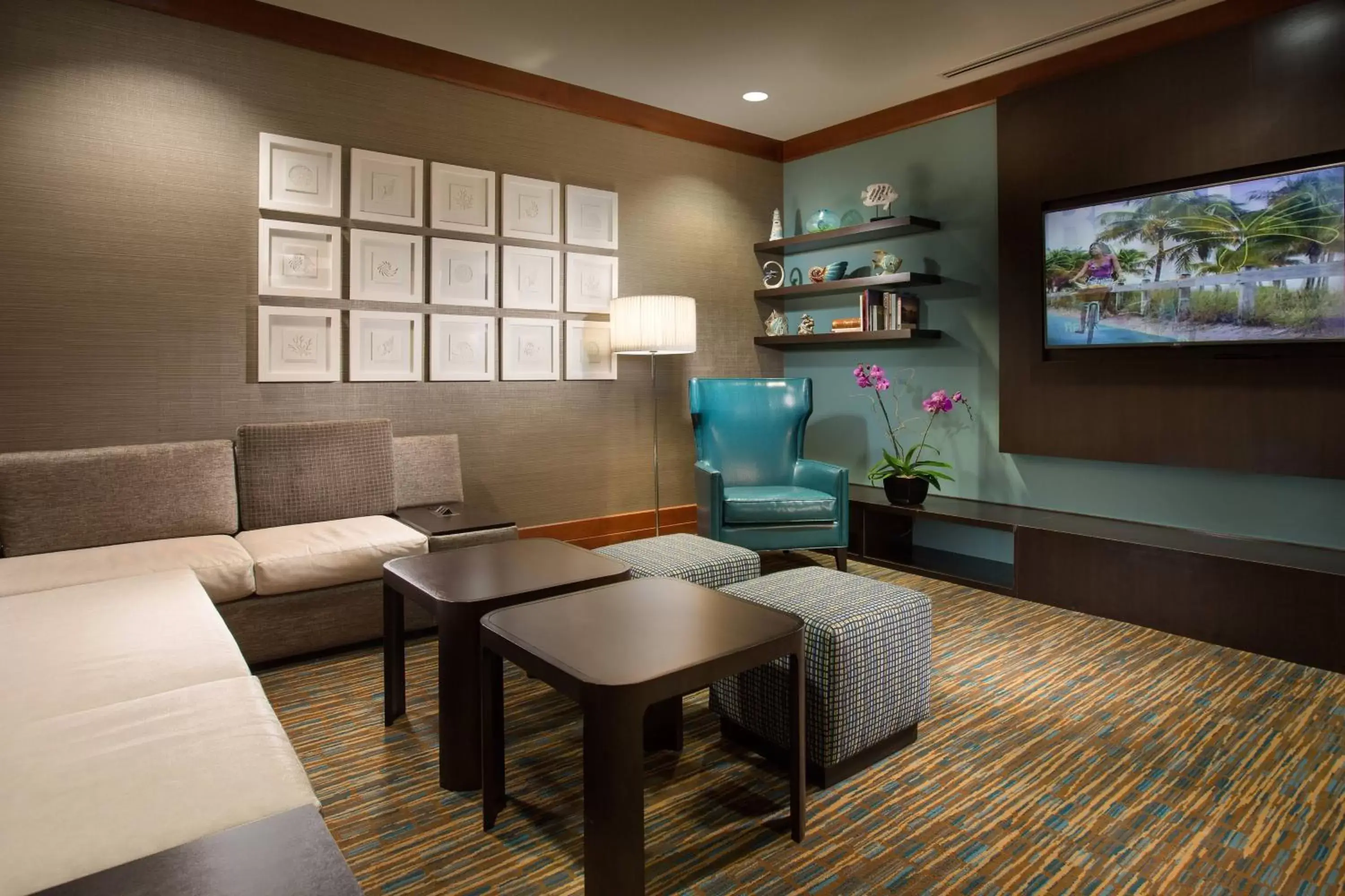 Lounge or bar, Seating Area in Courtyard by Marriott Fort Lauderdale Beach