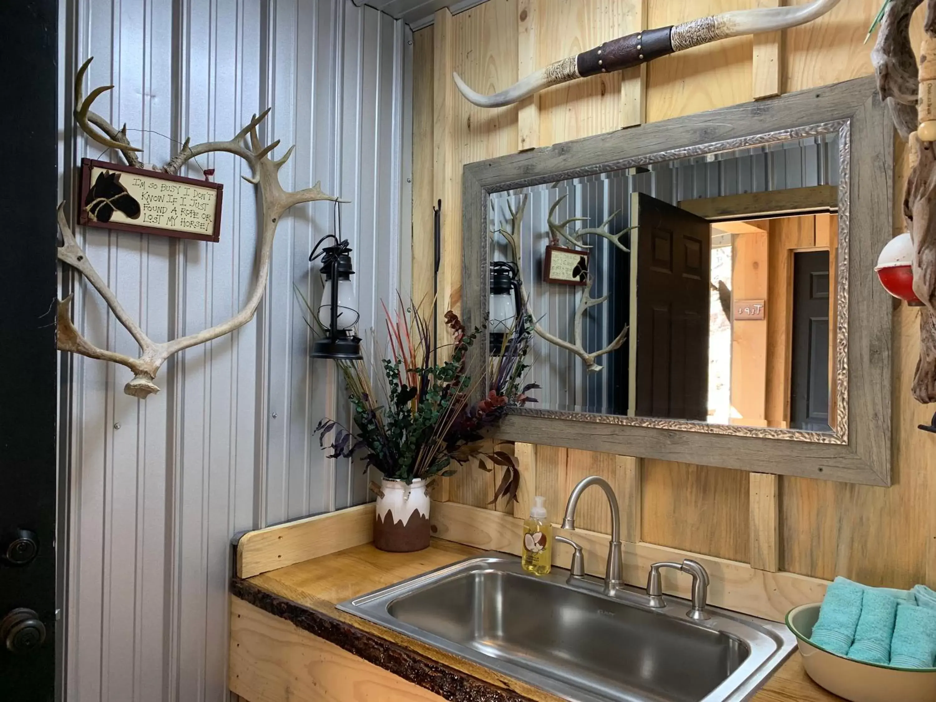 Bathroom, Kitchen/Kitchenette in Fox Pass Cabins