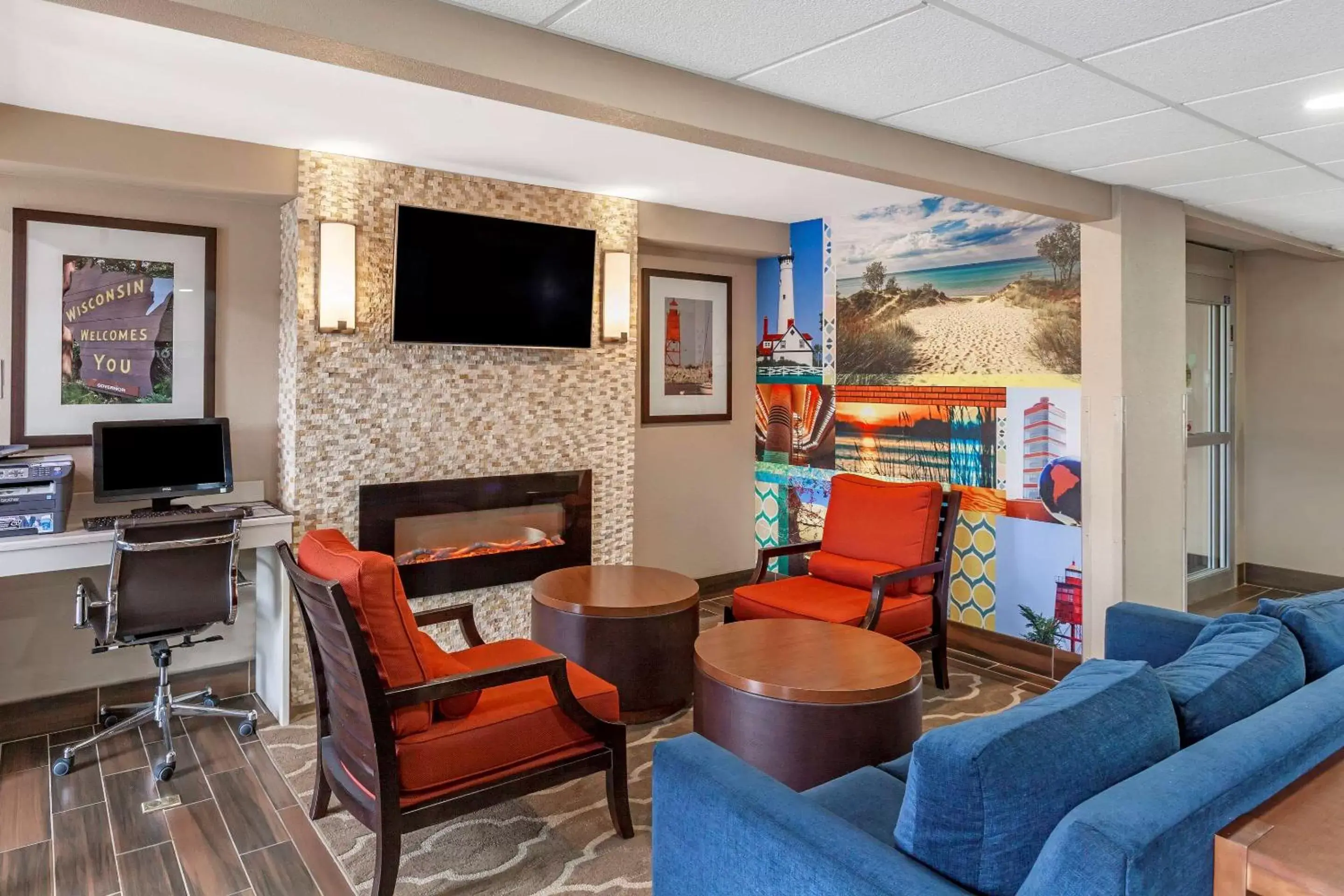 Lobby or reception in Clarion Pointe Racine - Mount Pleasant