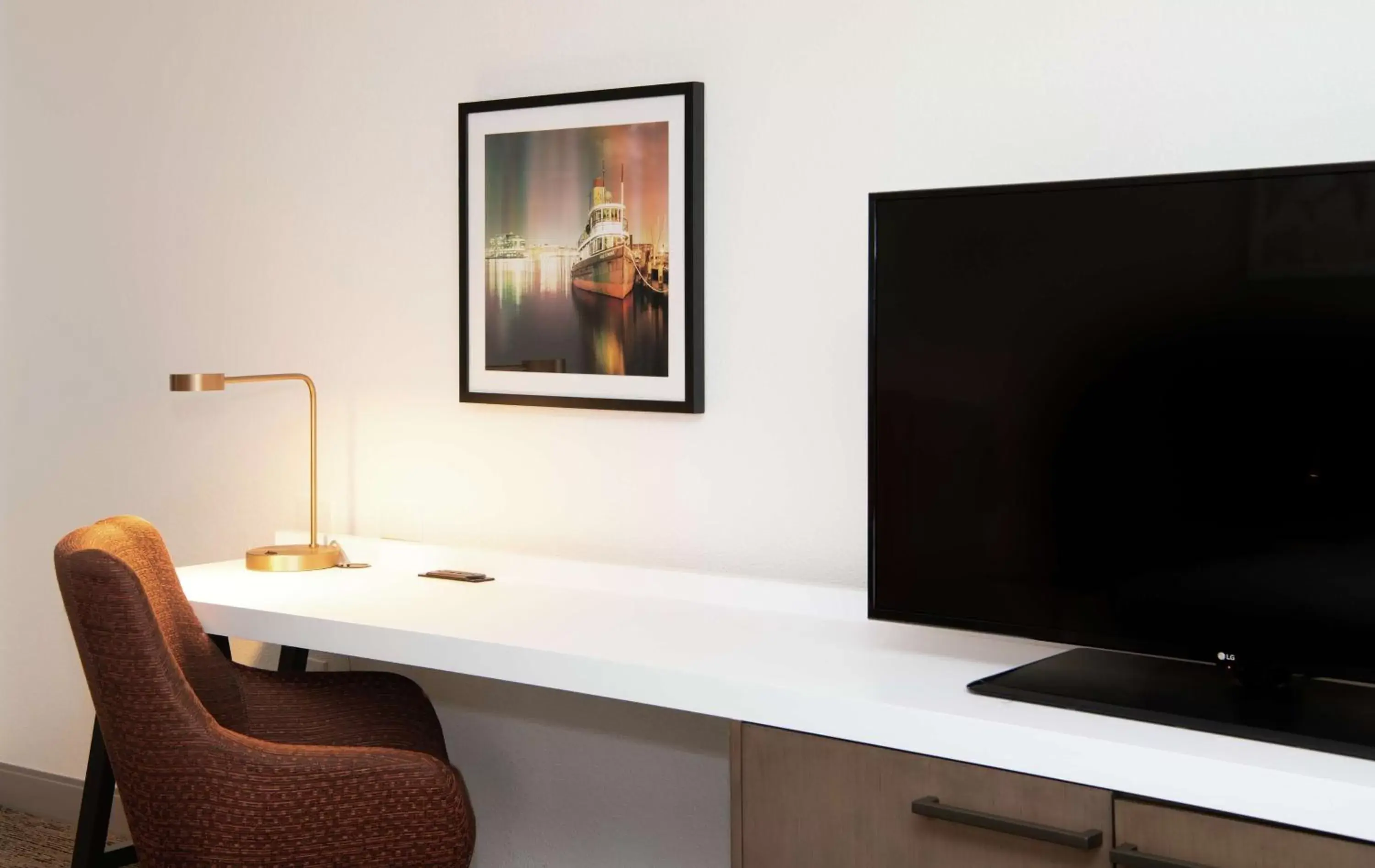 Bedroom, TV/Entertainment Center in Hilton Garden Inn BWI Airport