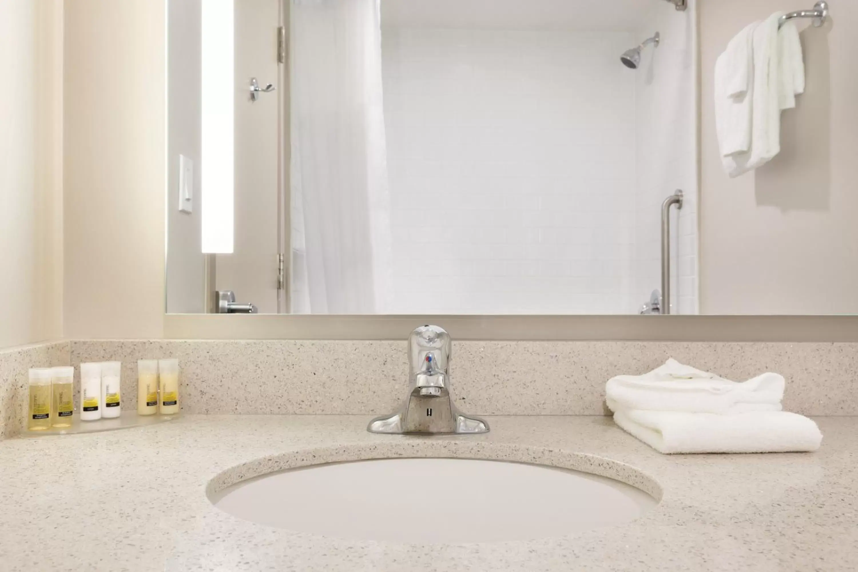 Deluxe Queen Suite - Non-Smoking in Days Inn & Suites by Wyndham Lindsay Deluxe Queen Suite - Non-Smoking in Days Inn & Suites by Wyndham Lindsay