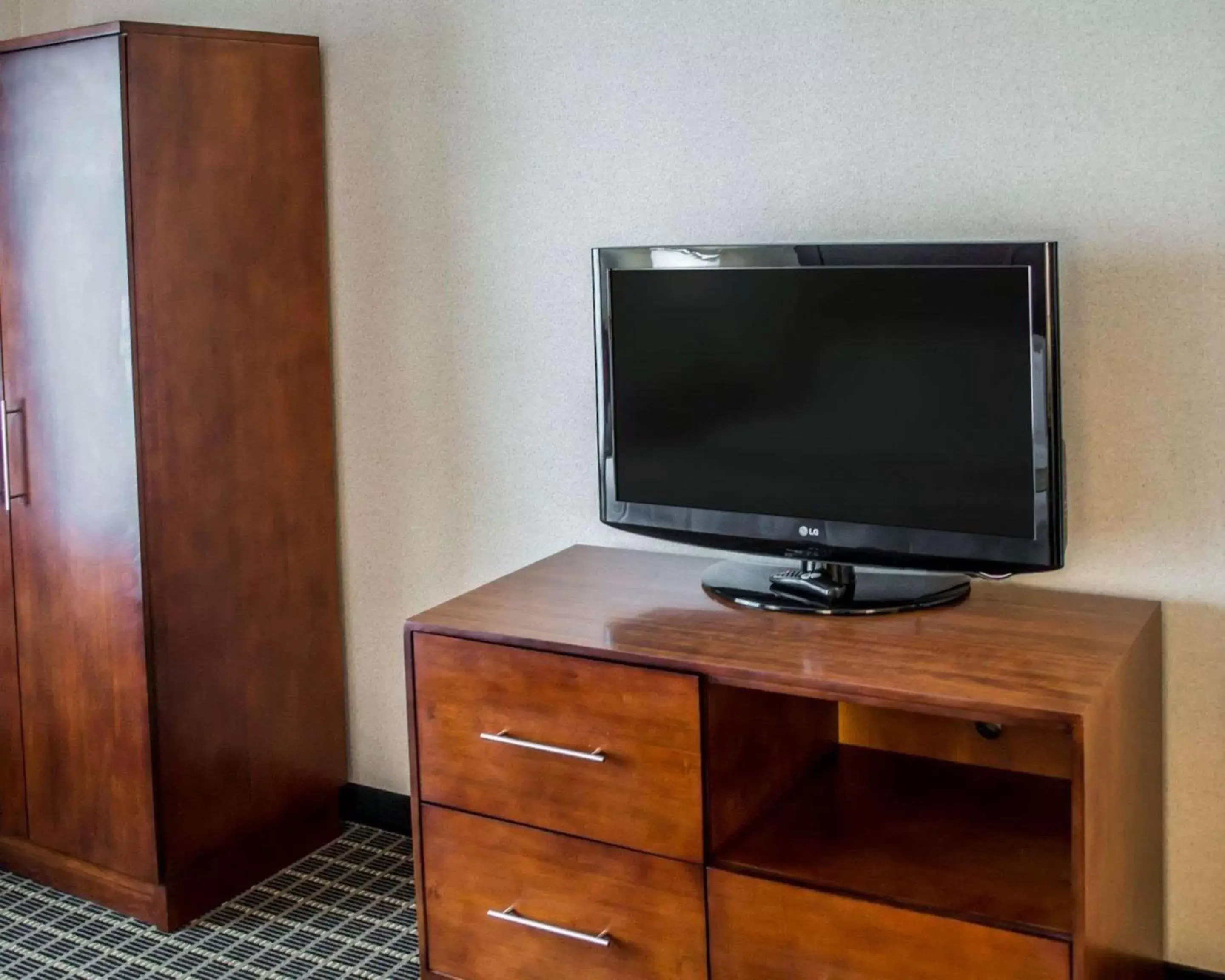 Photo of the whole room, TV/Entertainment Center in Comfort Suites Portland Southwest