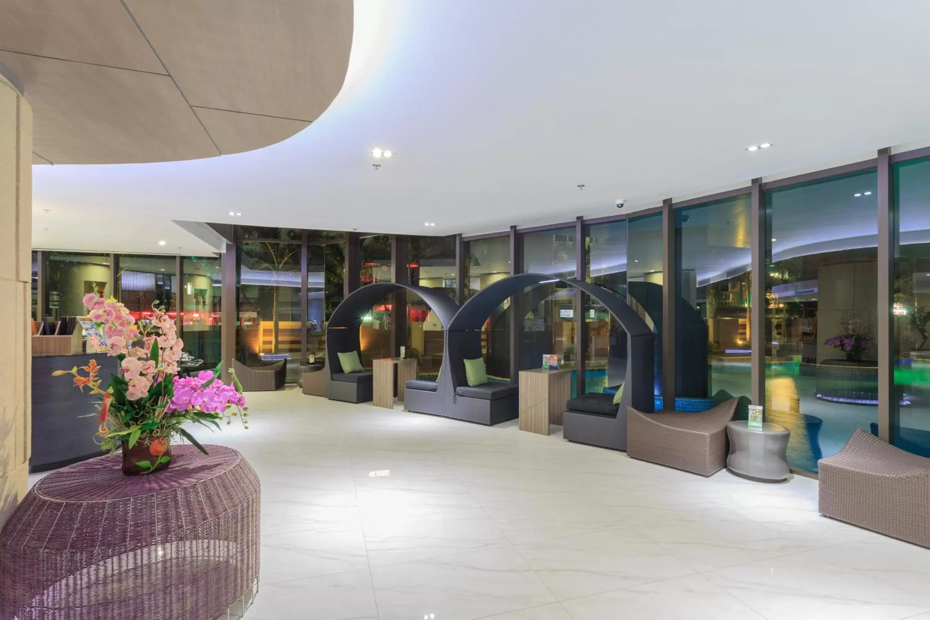 Lounge or bar, Lobby/Reception in Pattaya Discovery Beach Hotel - SHA Extra Plus