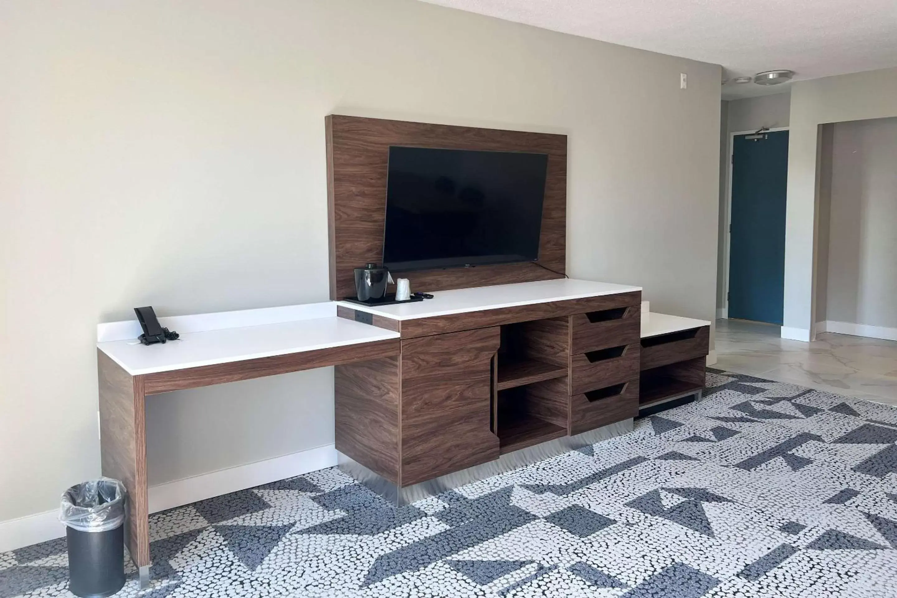 Bedroom, TV/Entertainment Center in The Vic, Ascend Hotel Collection