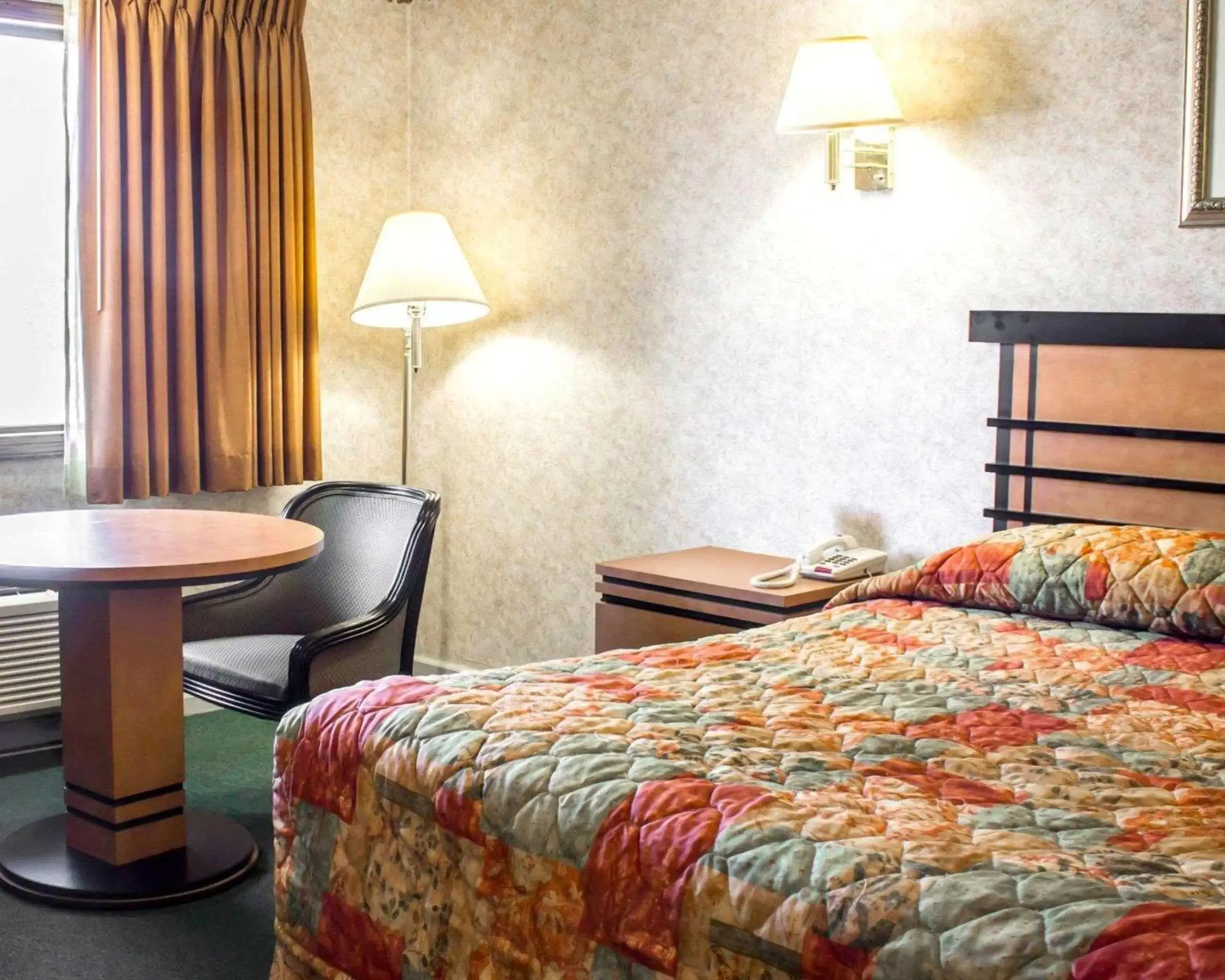 Photo of the whole room, Bed in Econo Lodge Inn & Suites Colonie Center Mall