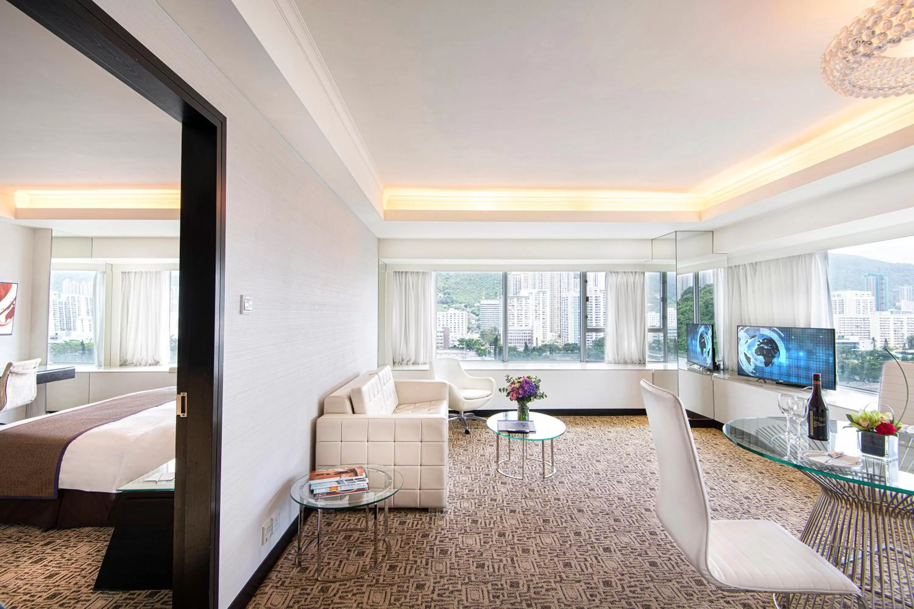 Living room, Bed in Regal Riverside Hotel