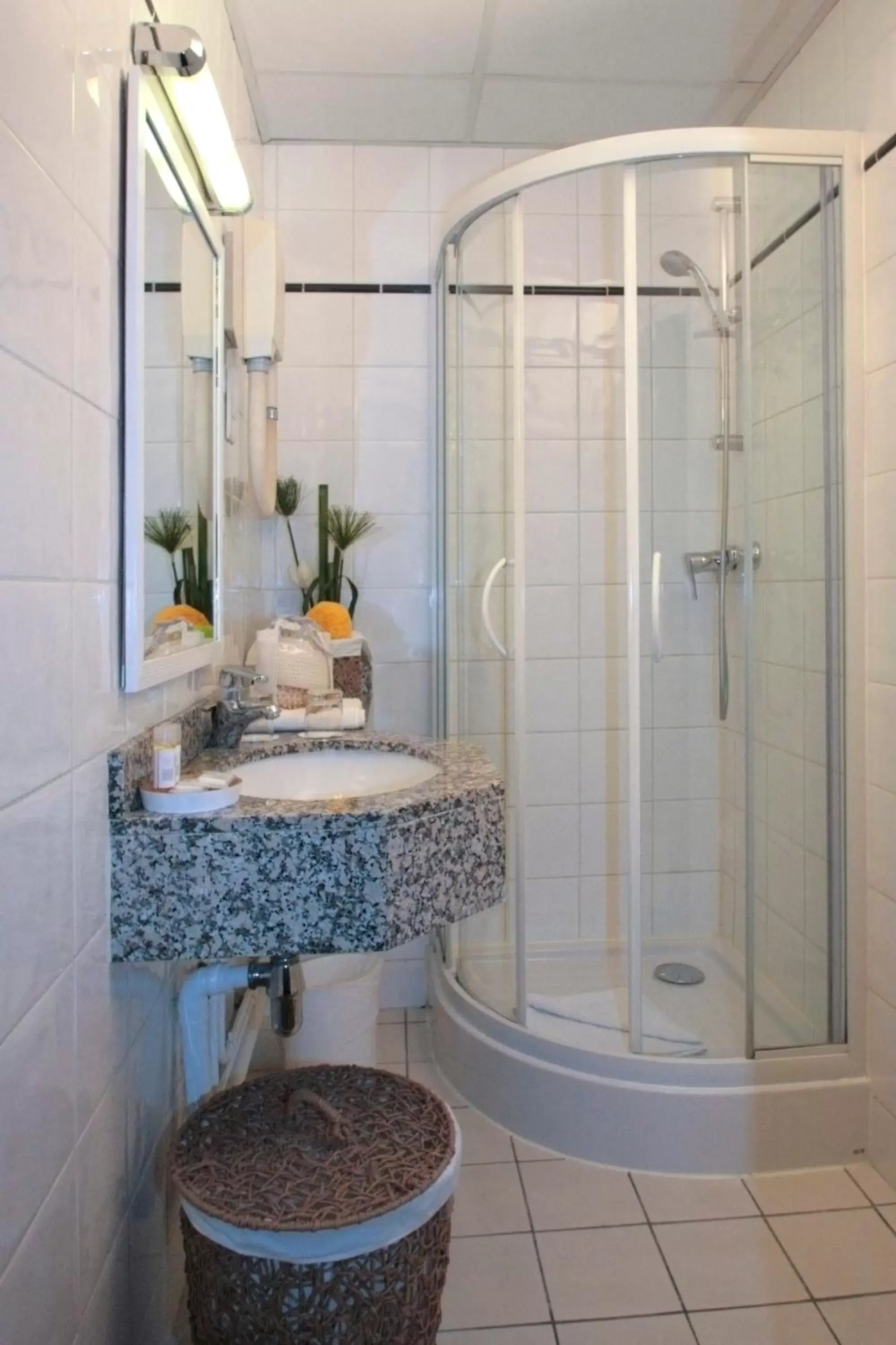 Bathroom in Hôtel Marais de Launay