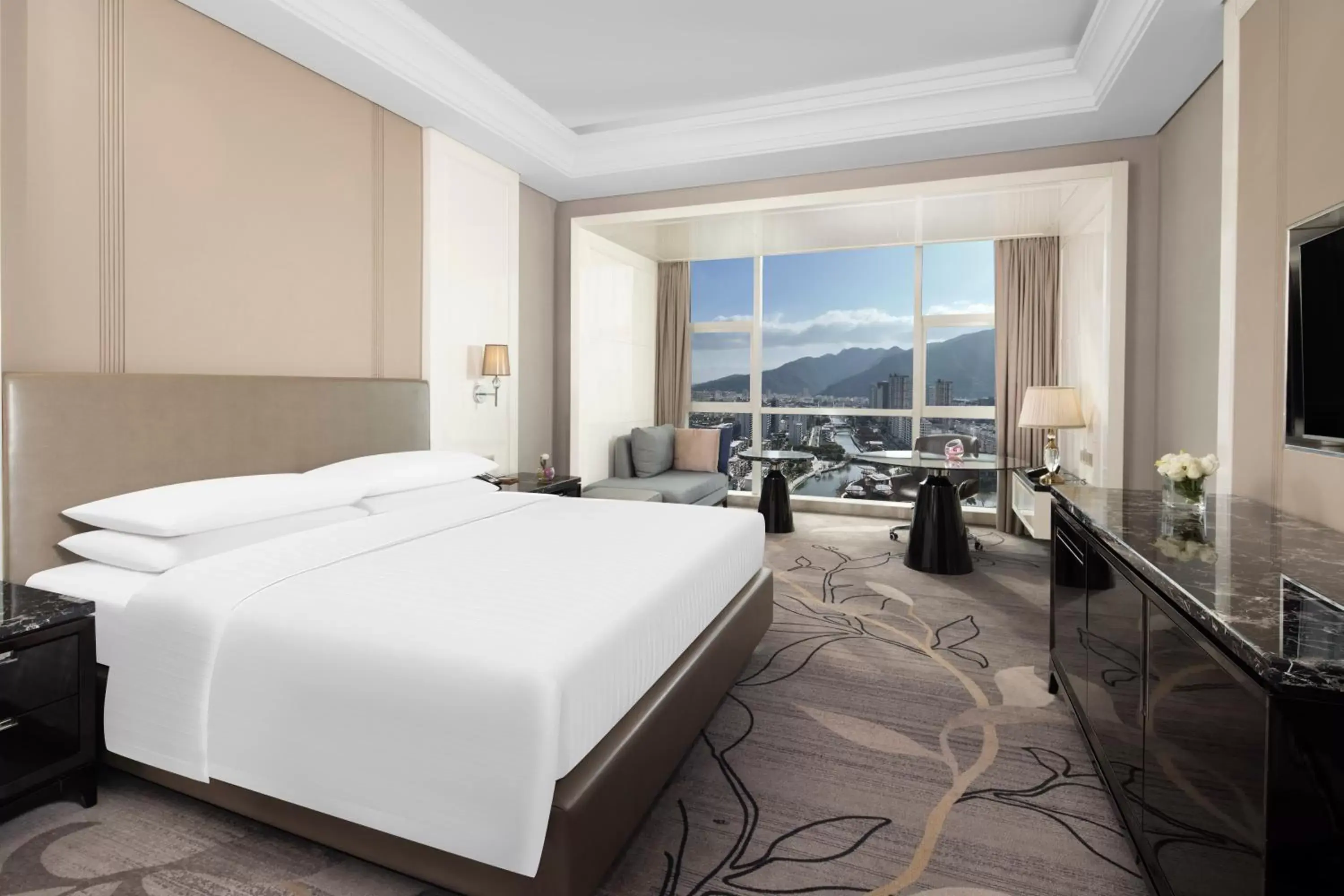 Bed, Mountain View in Zhejiang Taizhou Marriott Hotel