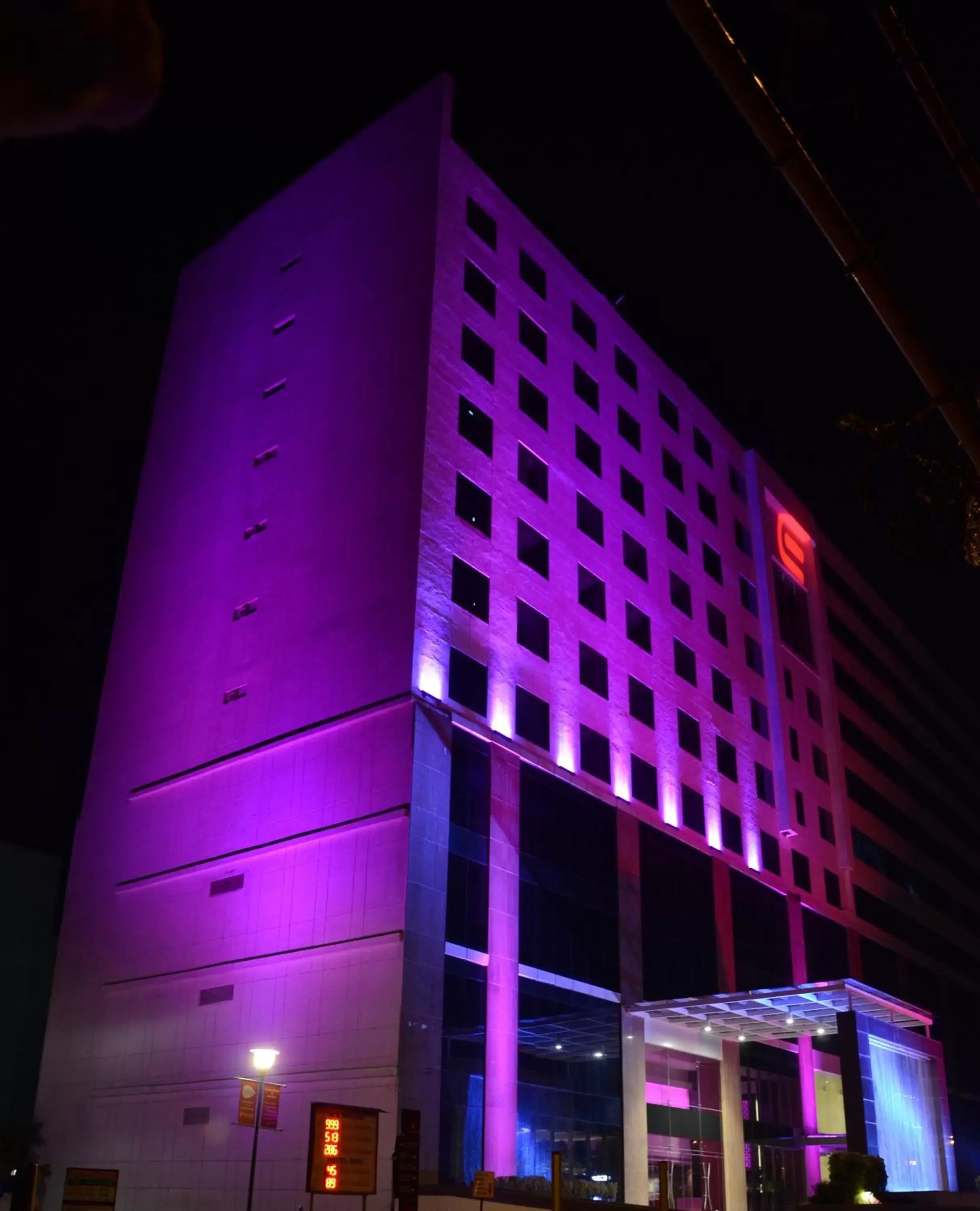 Facade/entrance, Property Building in E Hotel