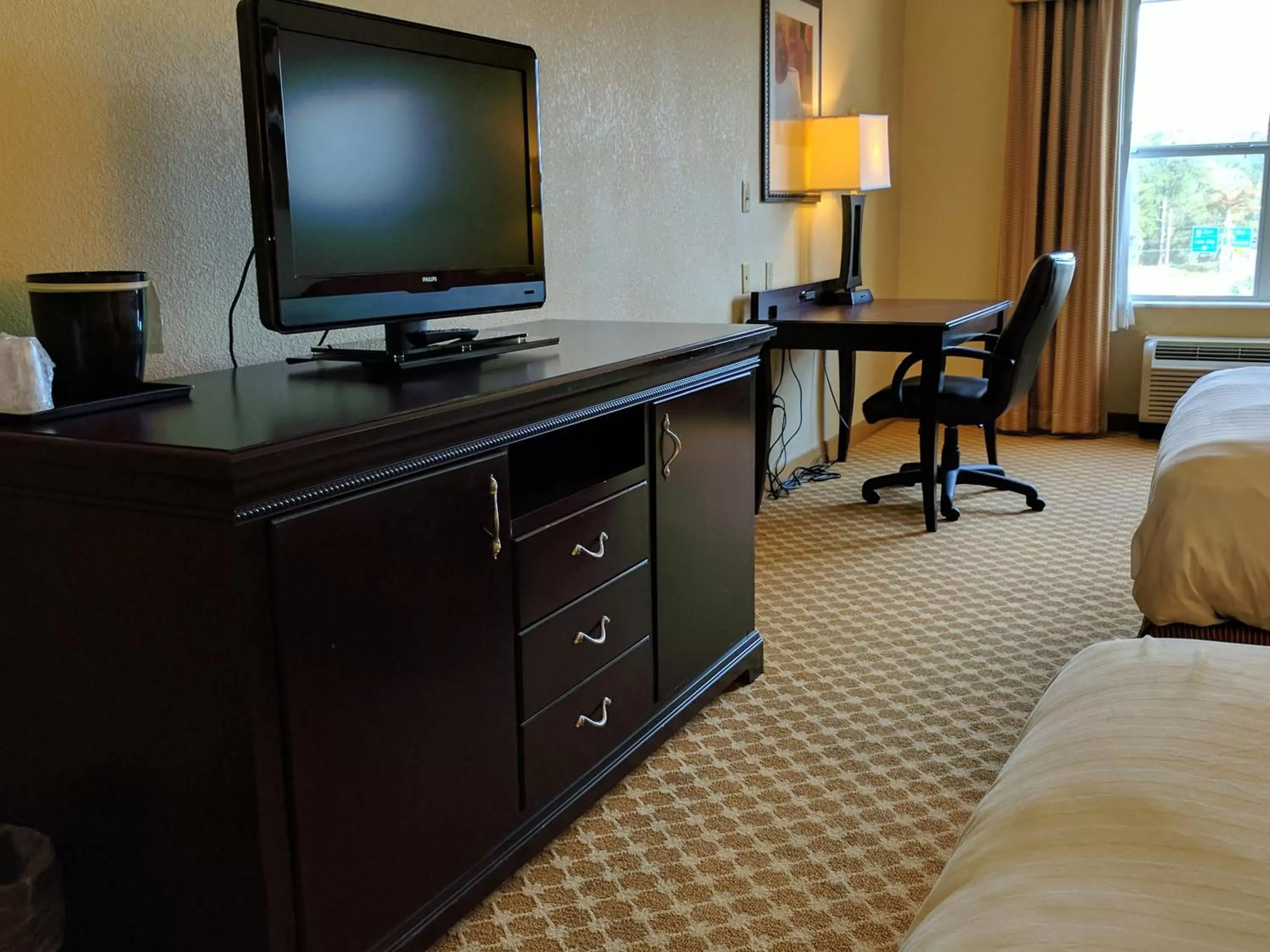 TV and multimedia, TV/Entertainment Center in Country Inn & Suites by Radisson, Tallahassee Northwest I-10, FL