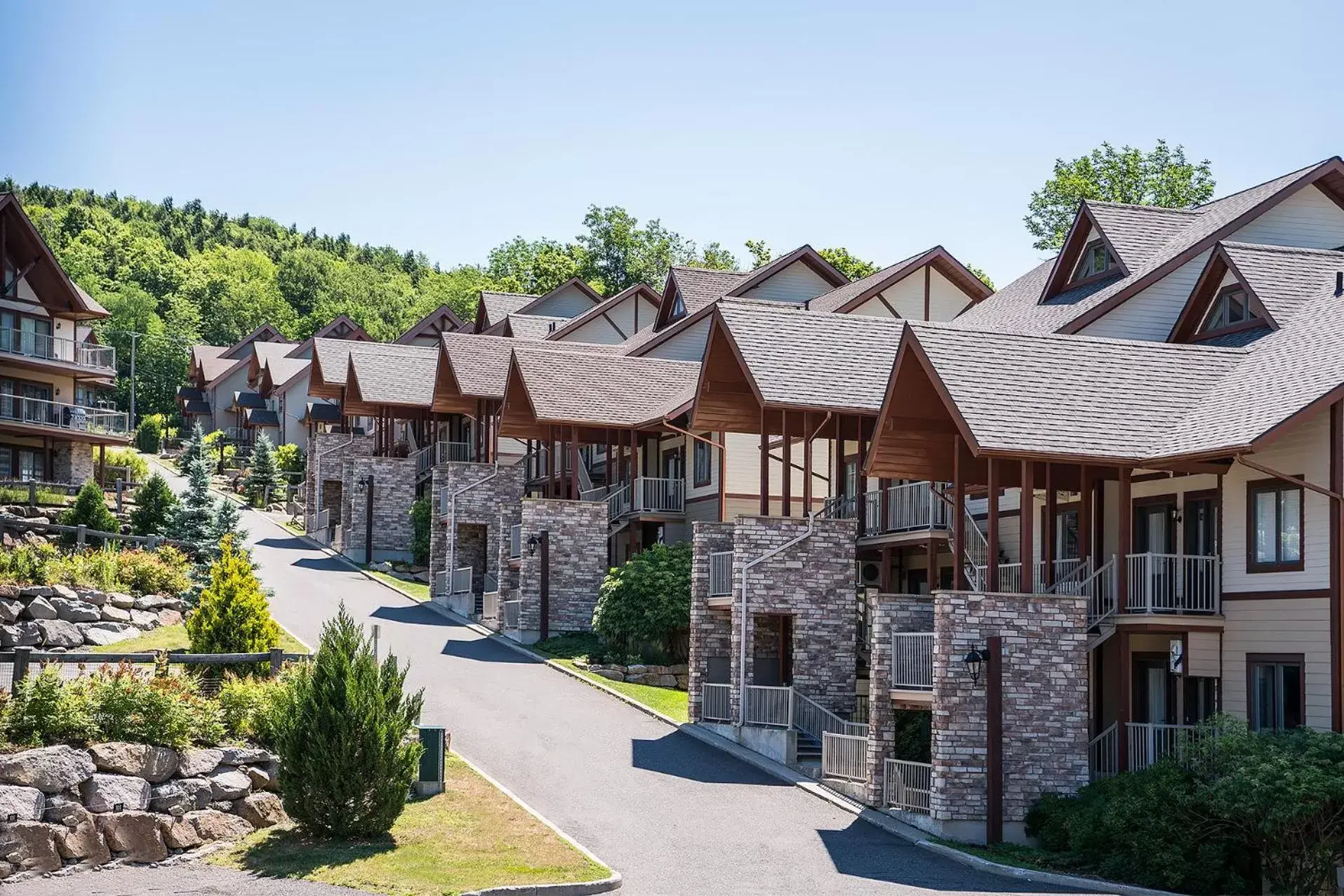 Property Building in Condos Château-Bromont