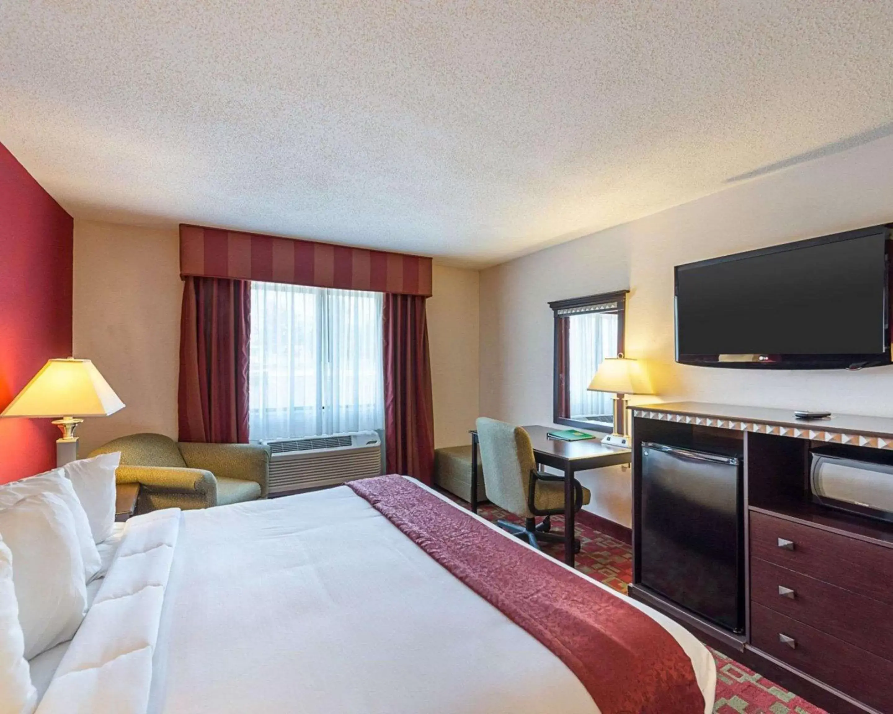 Bedroom, TV/Entertainment Center in Quality Inn & Suites - Gettysburg
