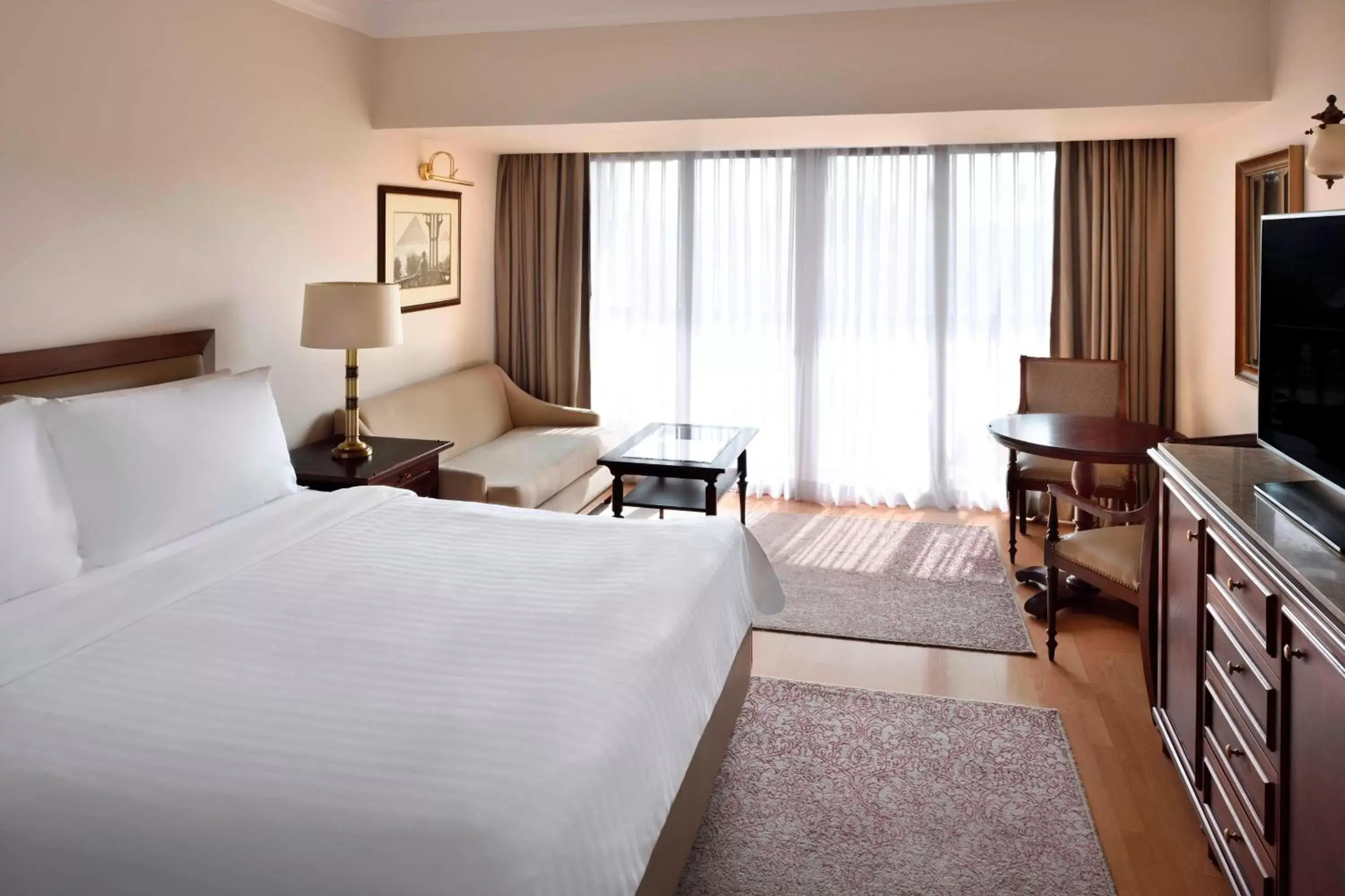 Photo of the whole room, Bed in Marriott Mena House, Cairo