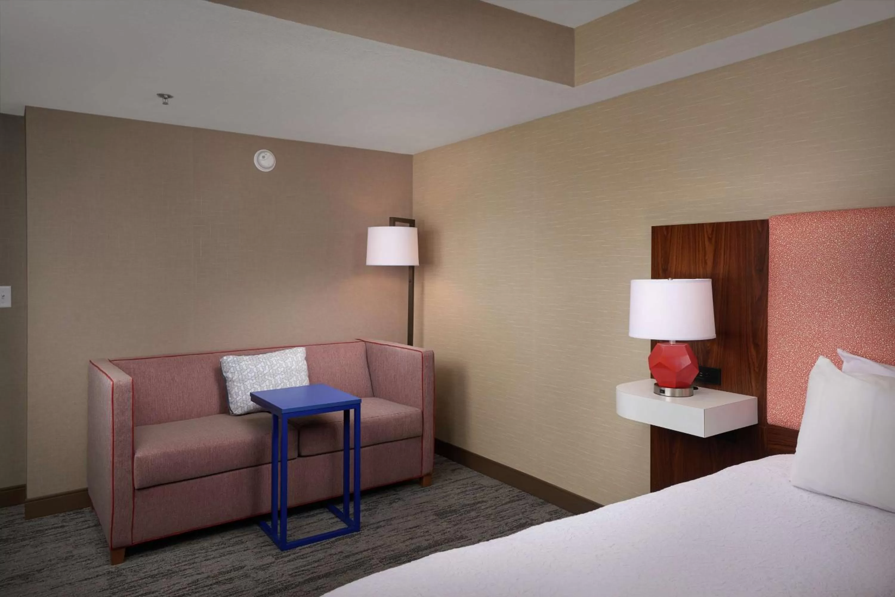 Living room, Bed in Hampton Inn by Hilton Youngstown-West I-80