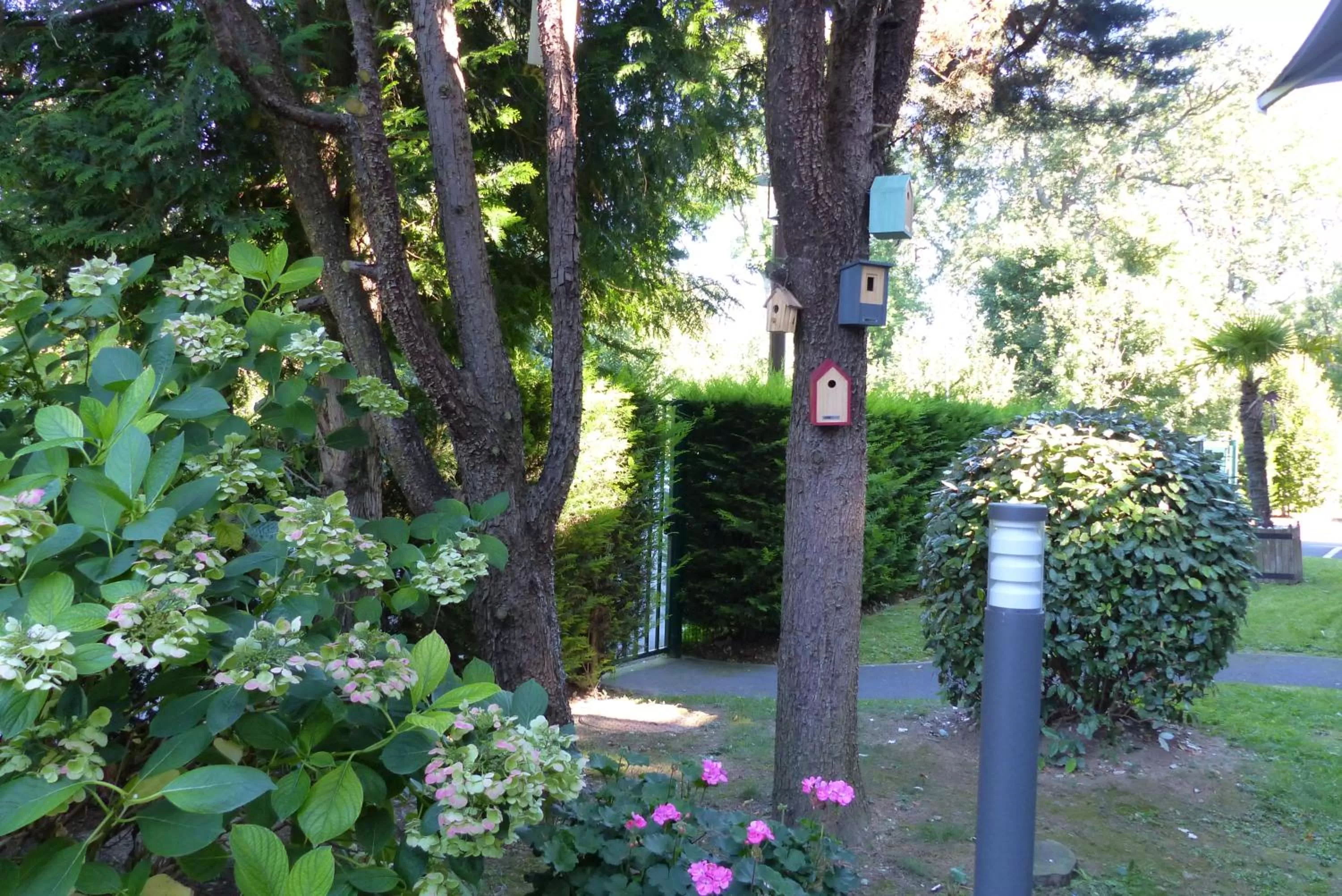 Garden in ibis Paris Meudon Velizy