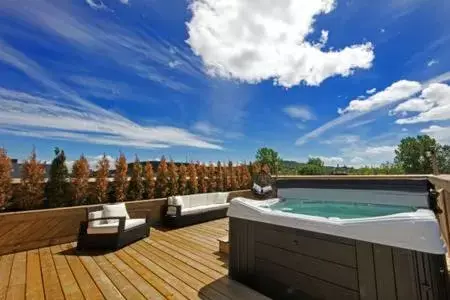 Balcony/Terrace, Swimming Pool in Parc Avenue Lofts