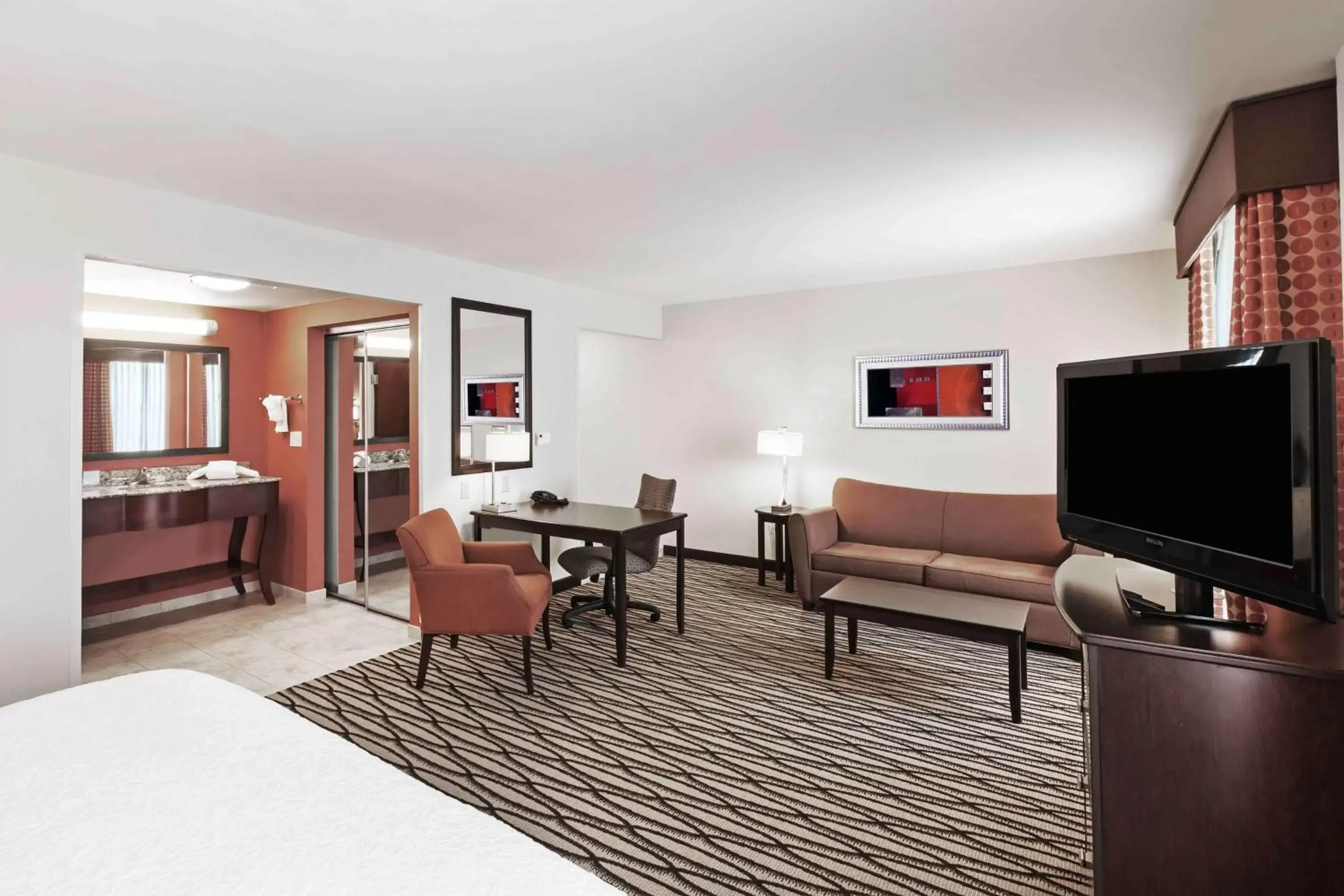 Bedroom, TV/Entertainment Center in Hampton Inn & Suites Morgan City