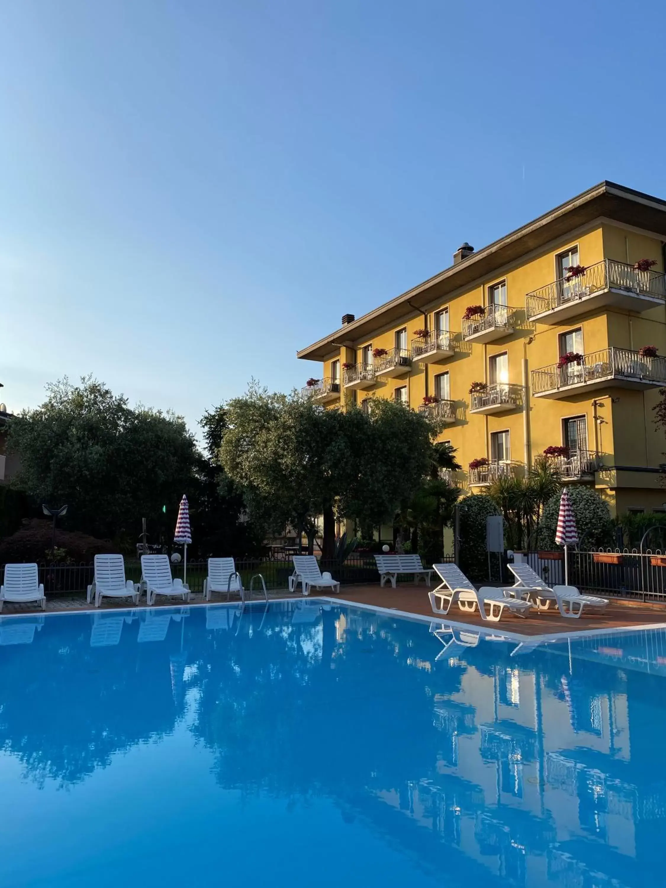 Swimming pool, Property Building in Hotel Bella Peschiera