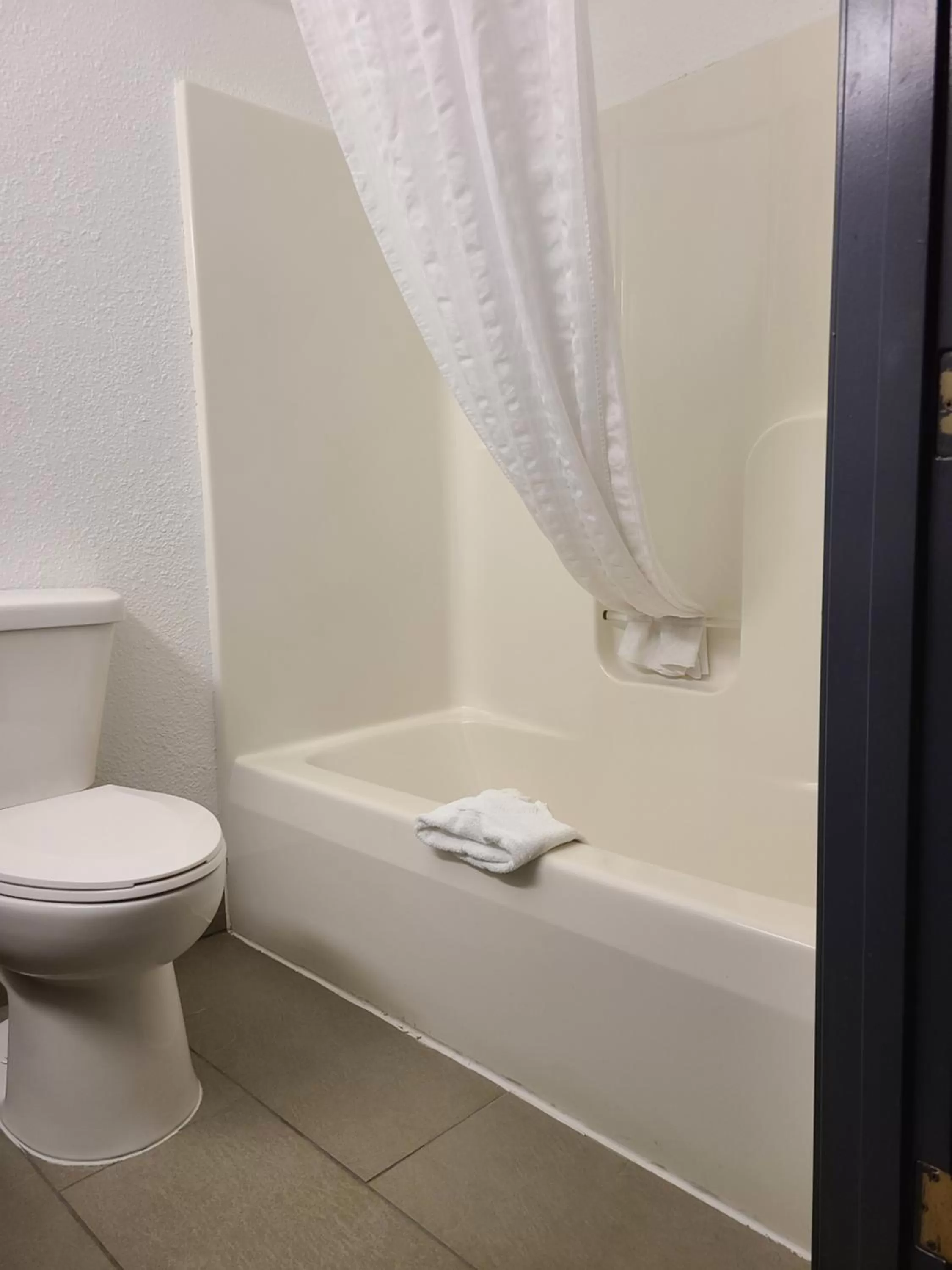 AmericInn by Wyndham, Galesburg, IL