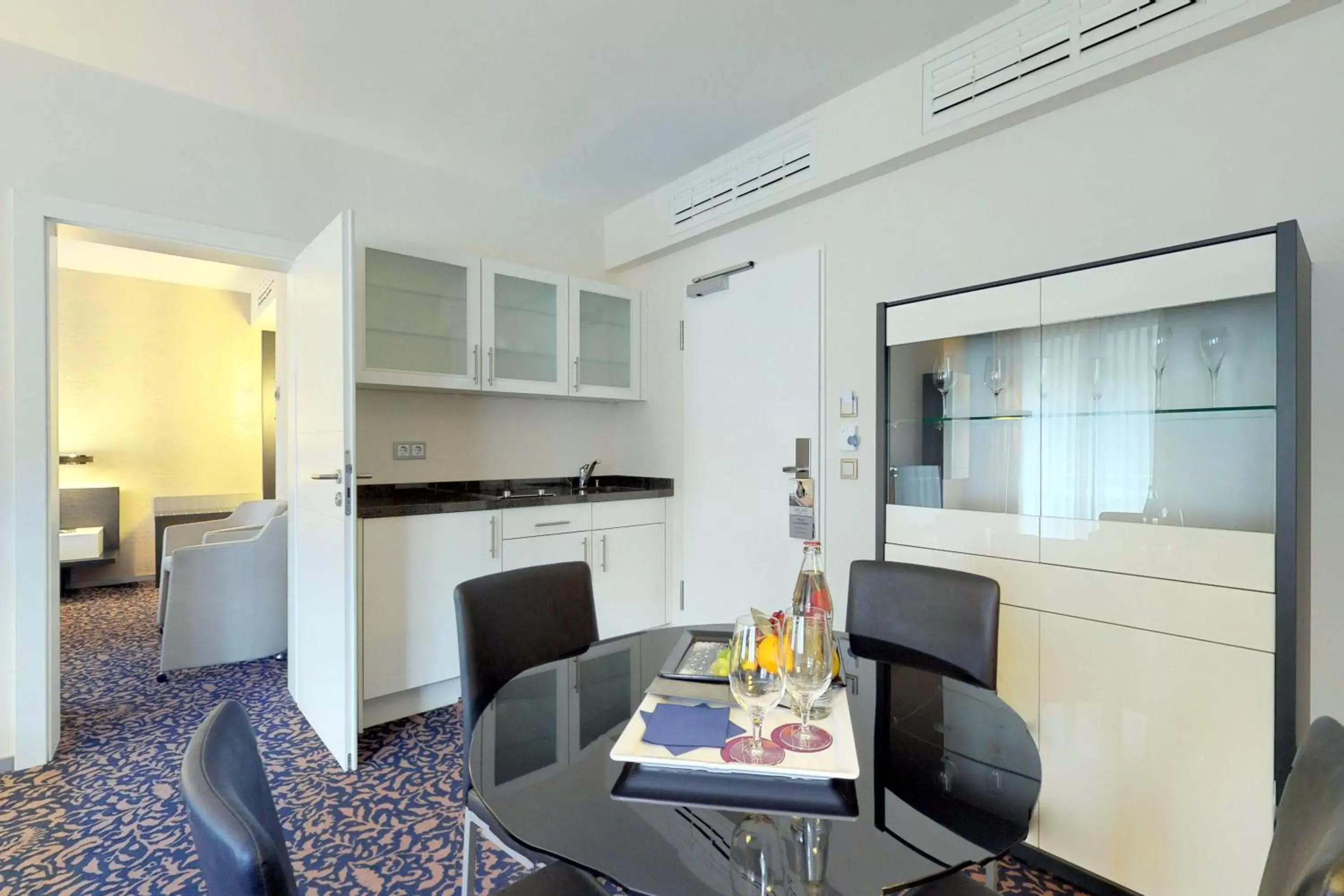 Kitchen or kitchenette, Dining Area in Parc Hotel Alvisse