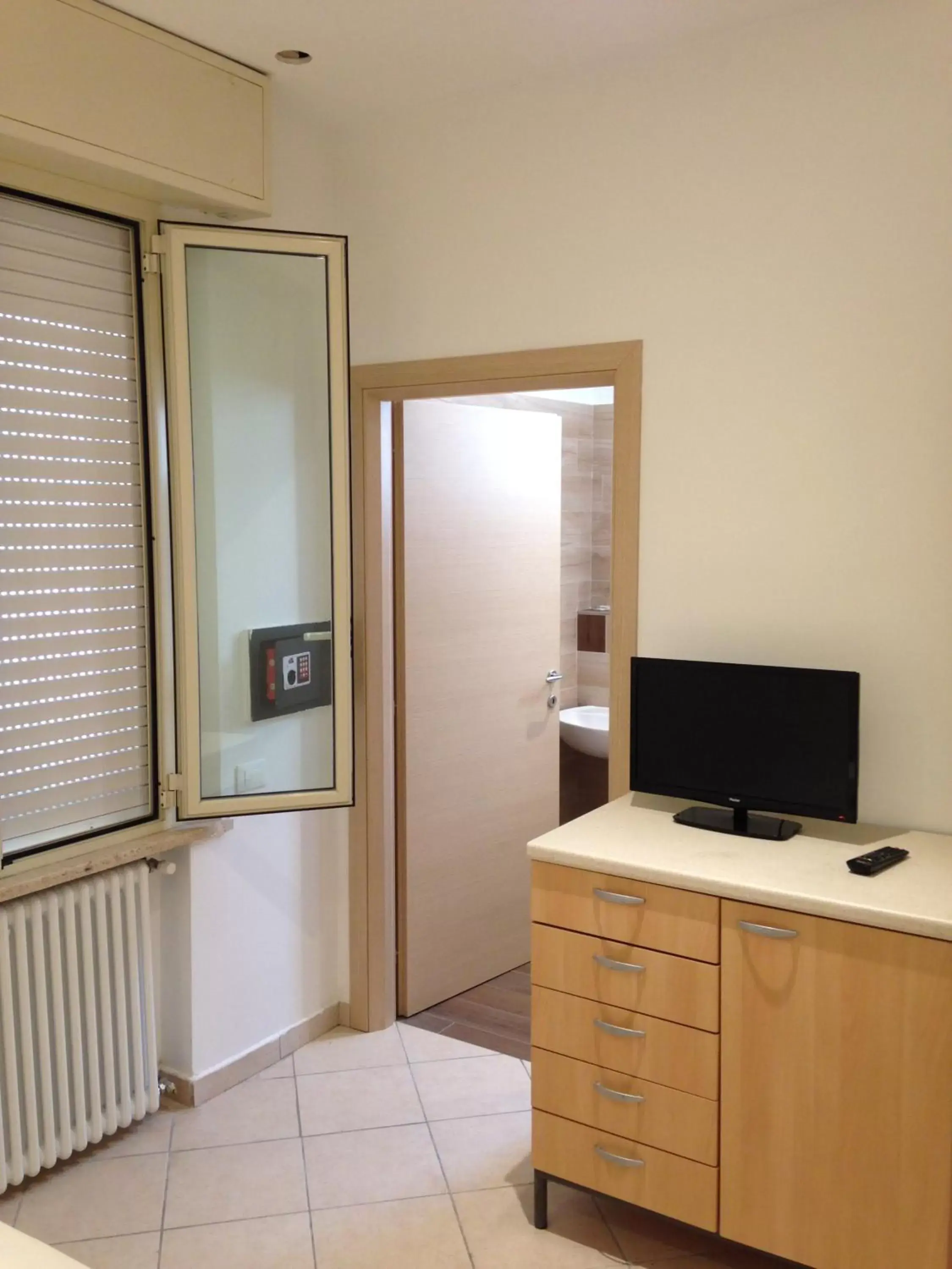 Bathroom, TV/Entertainment Center in Residence Siesta