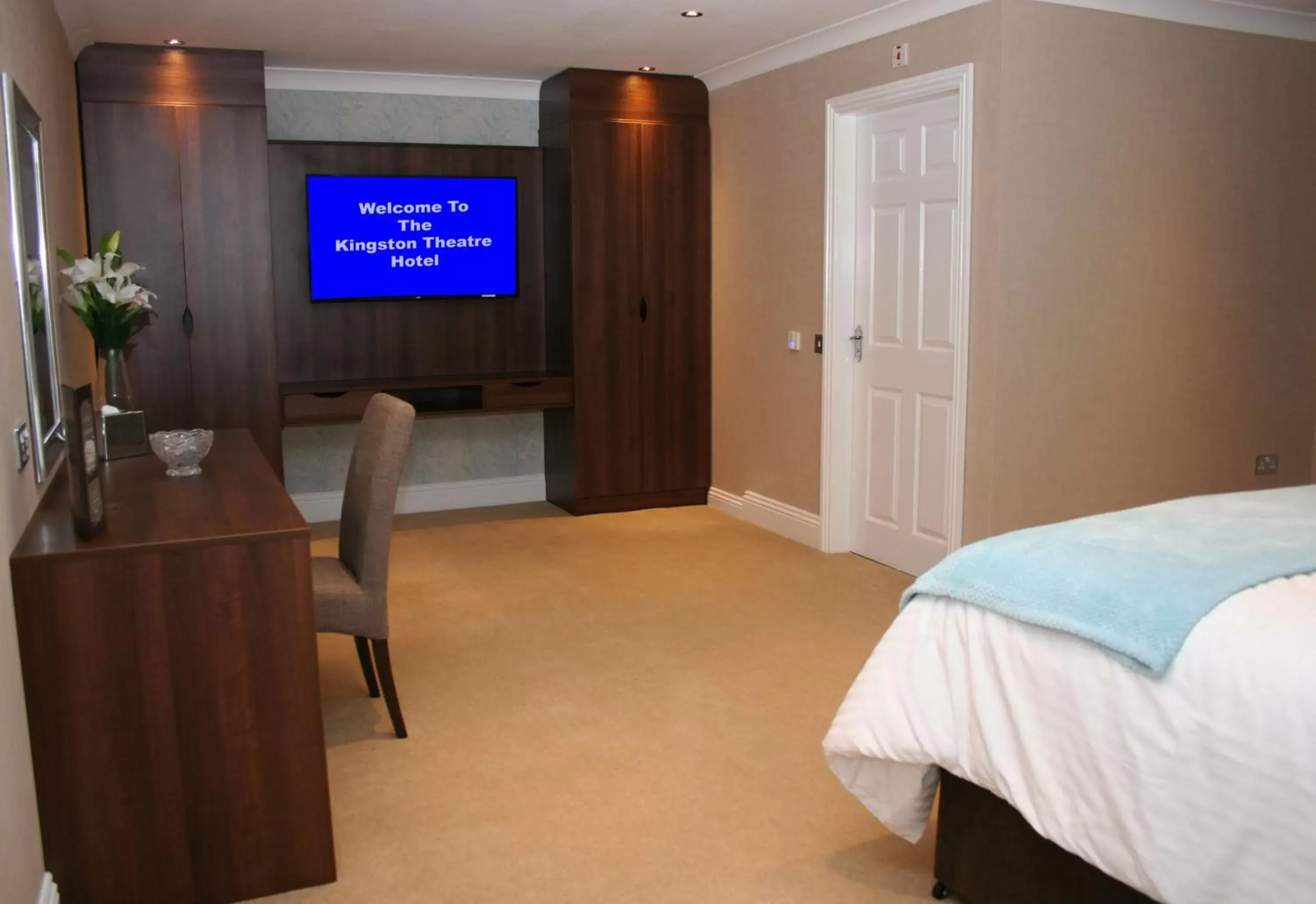 Bed, TV/Entertainment Center in Kingston Theatre Hotel