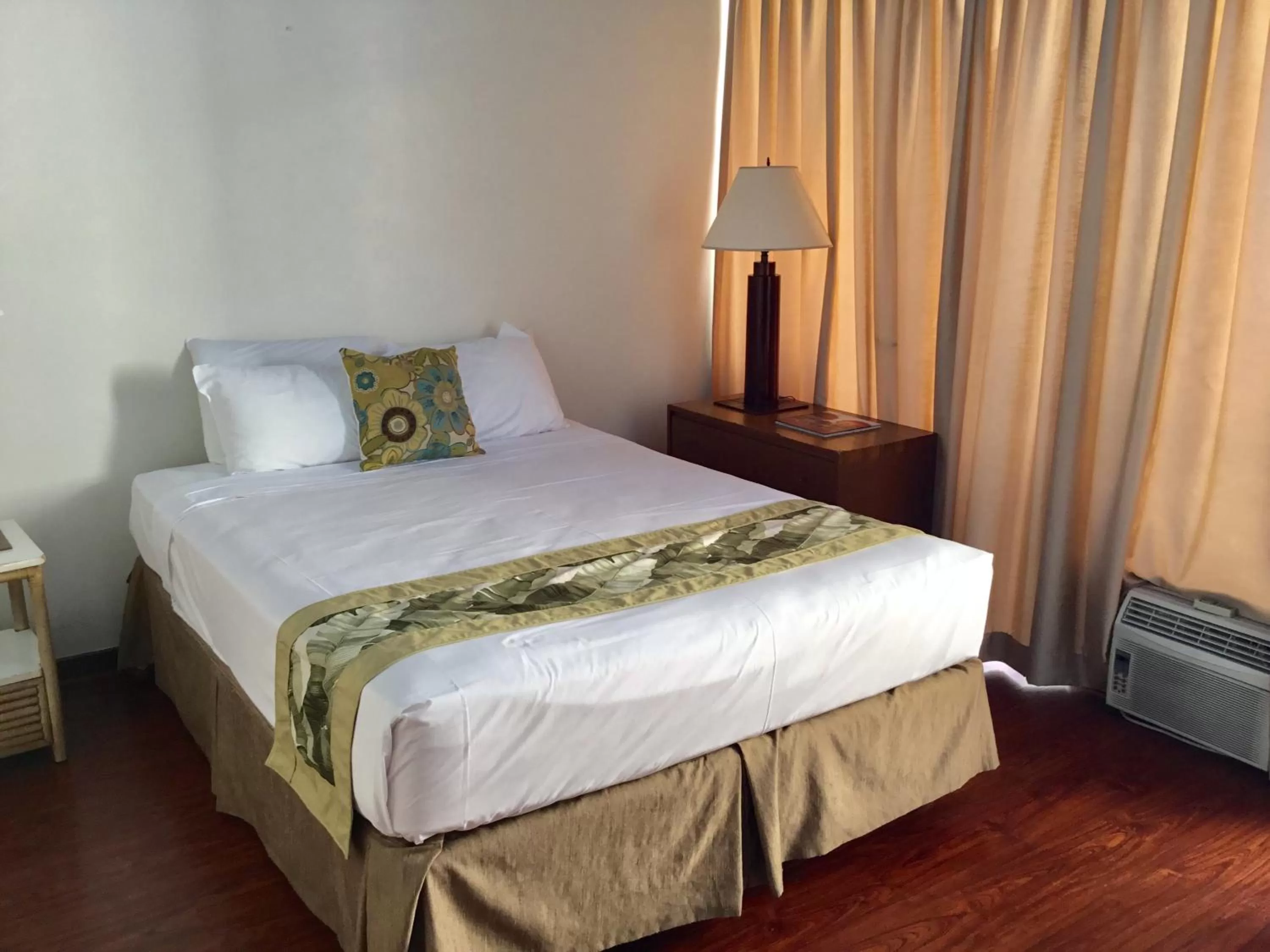 Bed in Holiday Surf Hotel (with full kitchen)