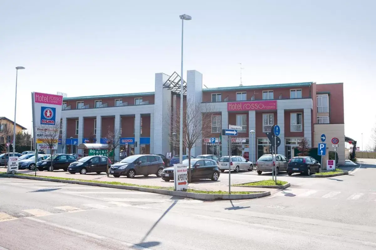 Facade/entrance, Property Building in Rosso Frizzante