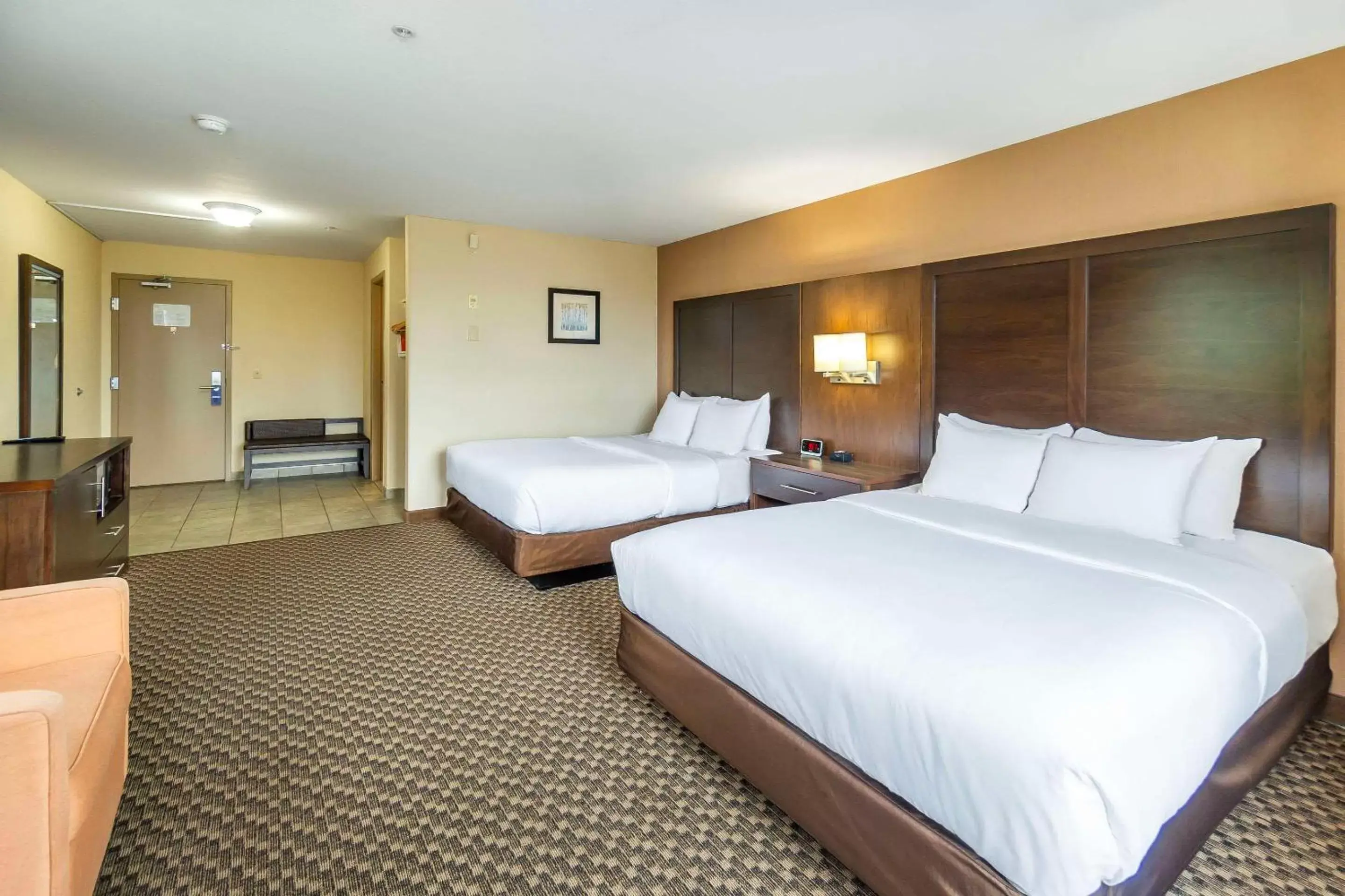 Bedroom, Bed in Comfort Inn & Suites Salmon Arm