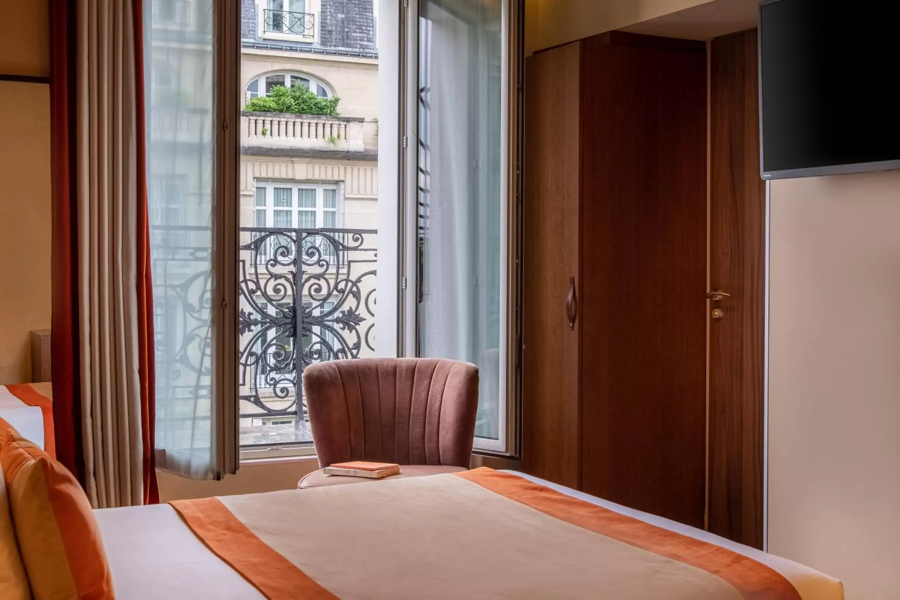 Bedroom, Bed in Hôtel La Bourdonnais by Inwood Hotels
