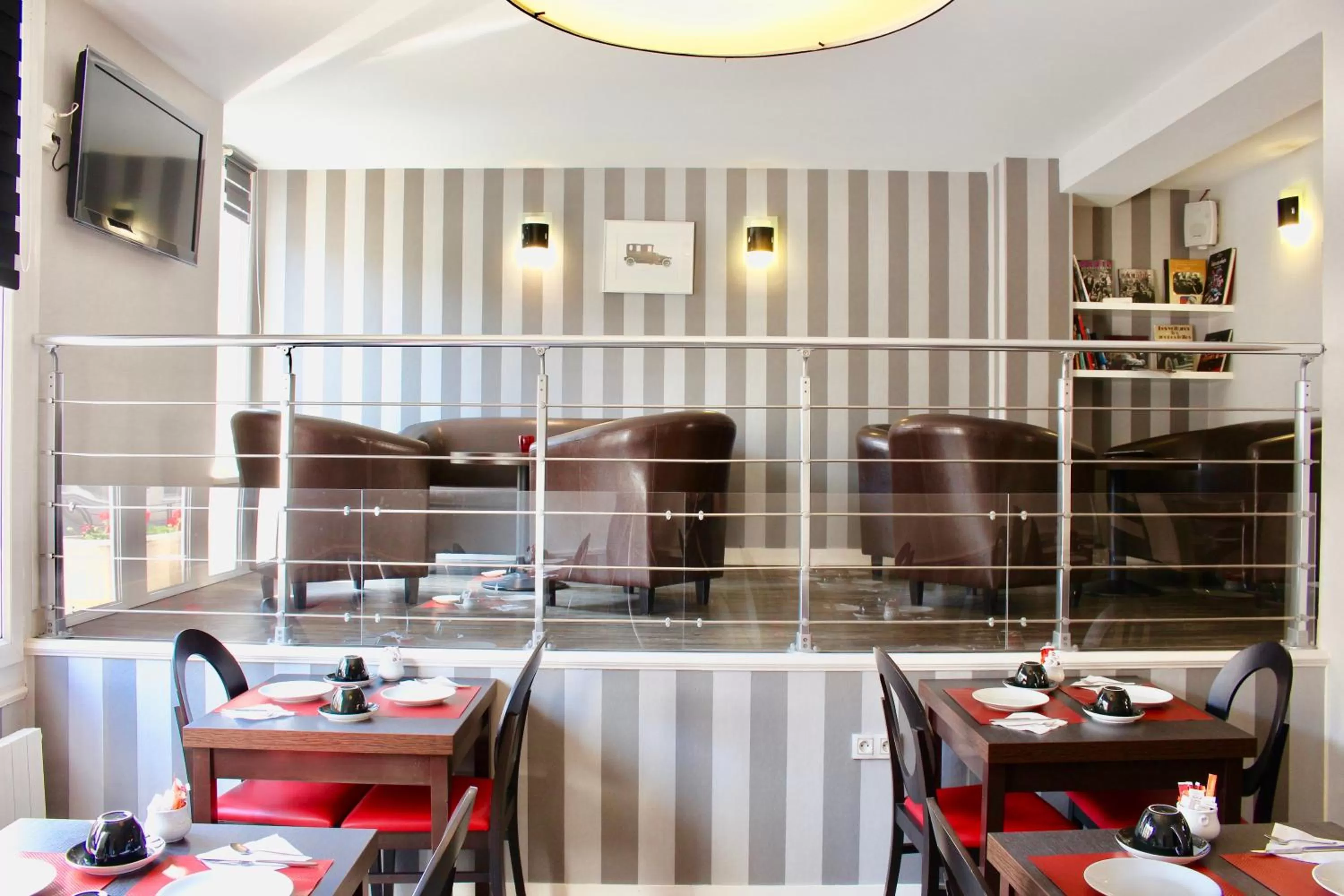 Seating area in Logis Hotel - Le Charleston