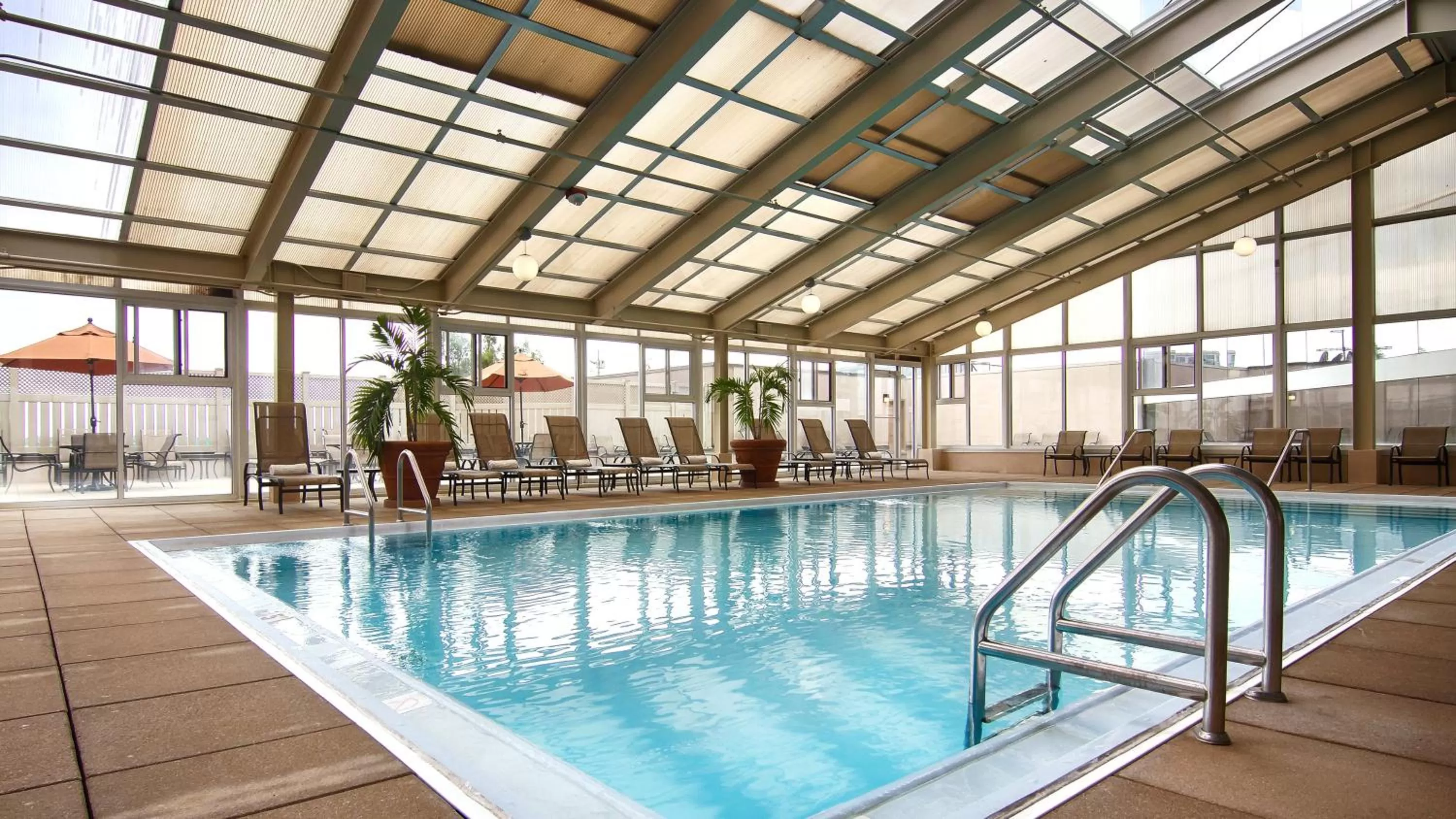 Swimming pool in Omni Richmond Hotel