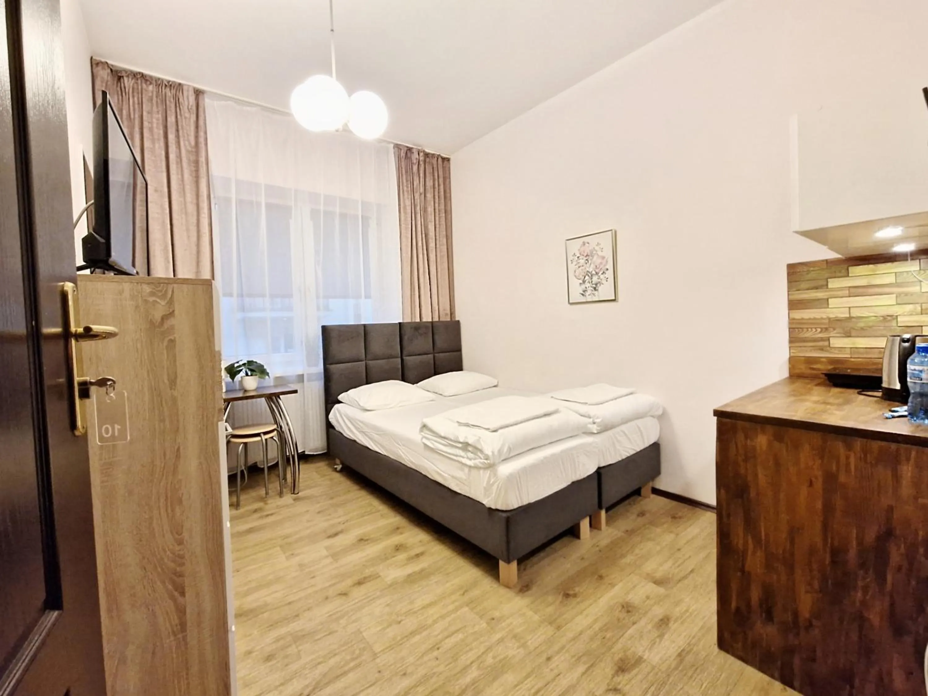 Double Room with Kitchenette and Private Bathroom in Hostel Helvetia Rooms Warsaw CITY CENTER and OLD TOWN