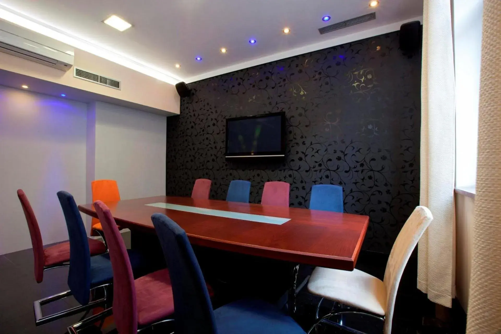 Restaurant/places to eat in Relax Inn Restaurant/places to eat in Relax Inn