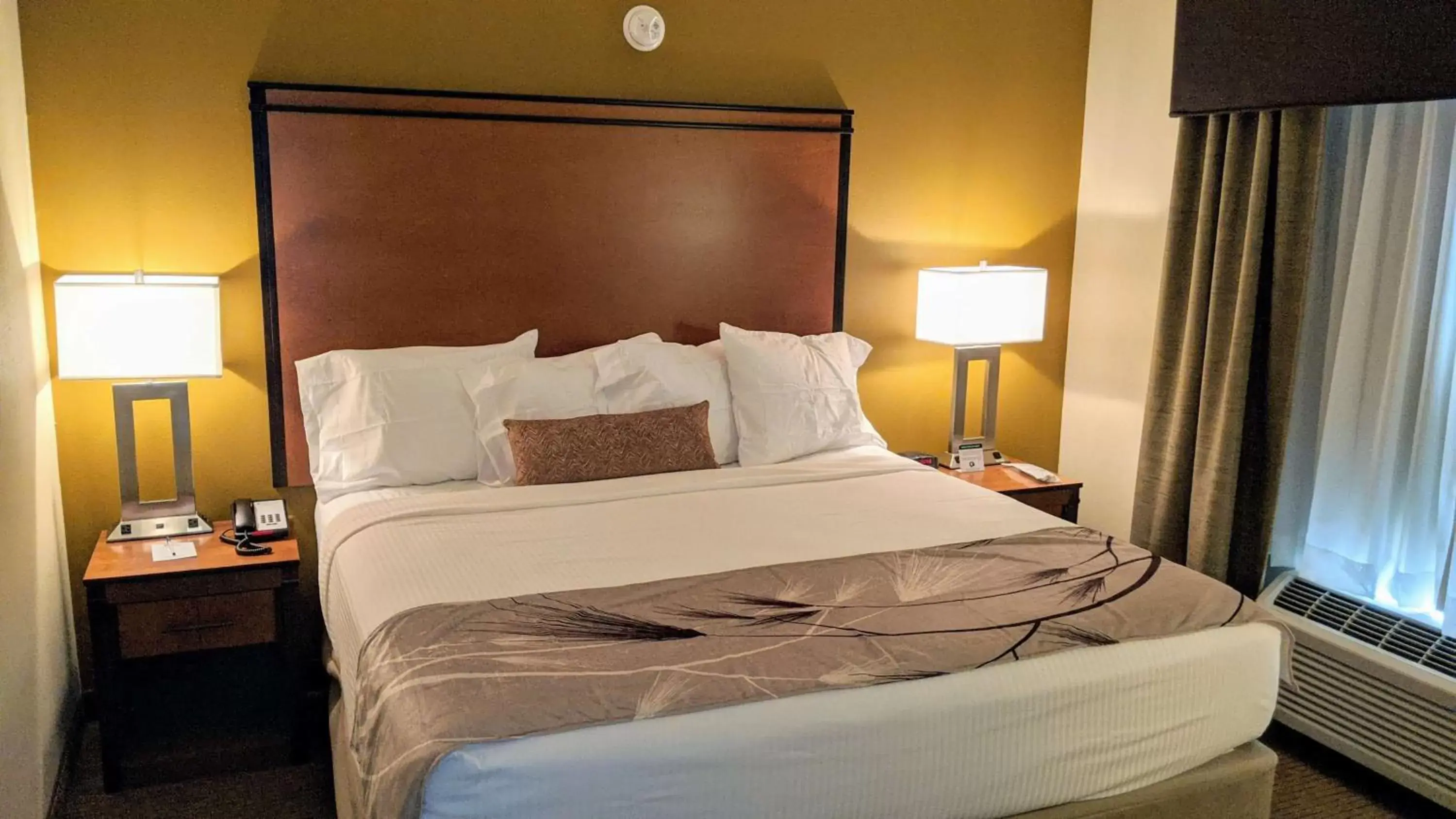 Photo of the whole room, Bed in Best Western Plus Bend North