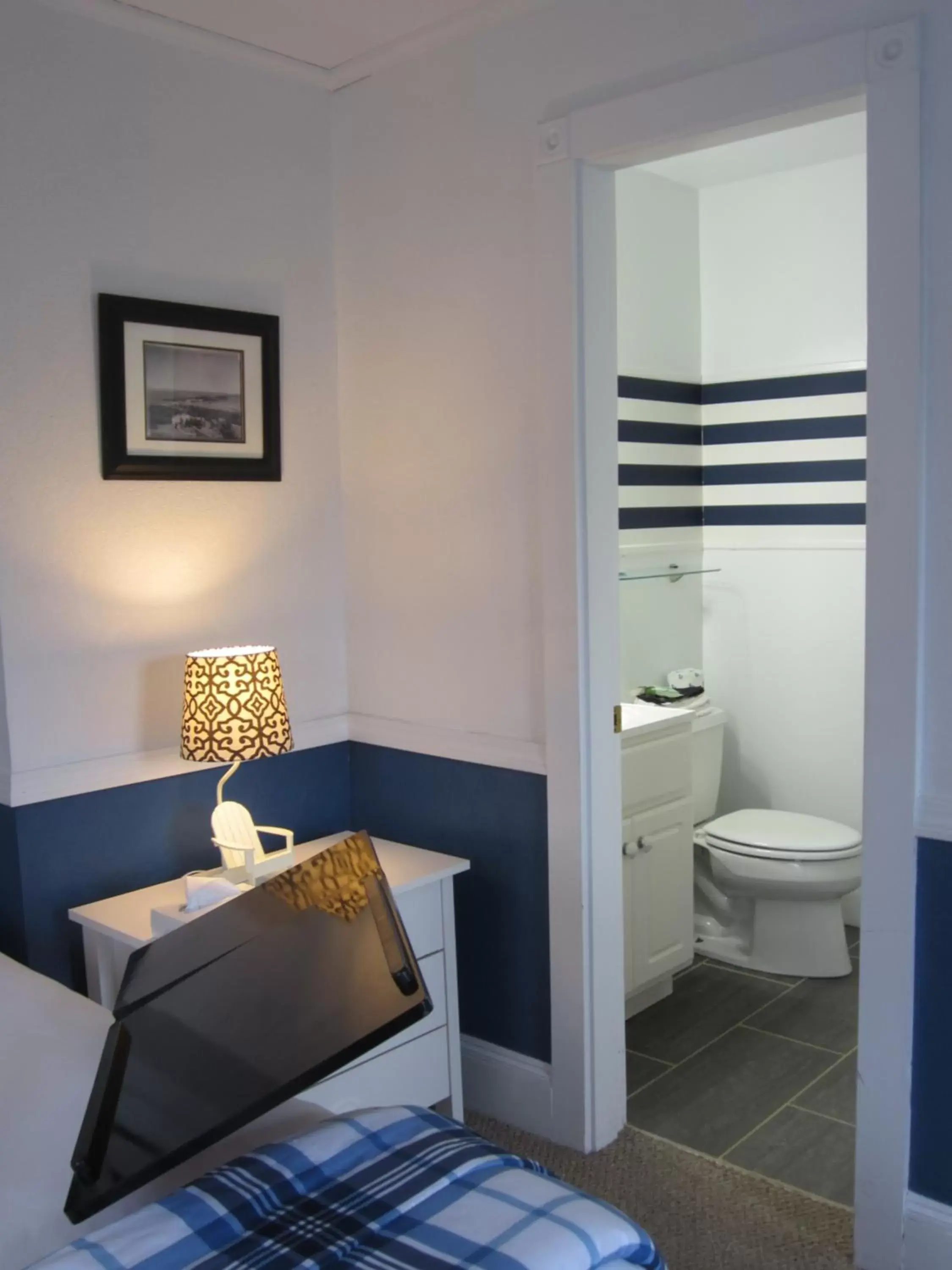 Bathroom, Bed in Acadia Hotel - Downtown