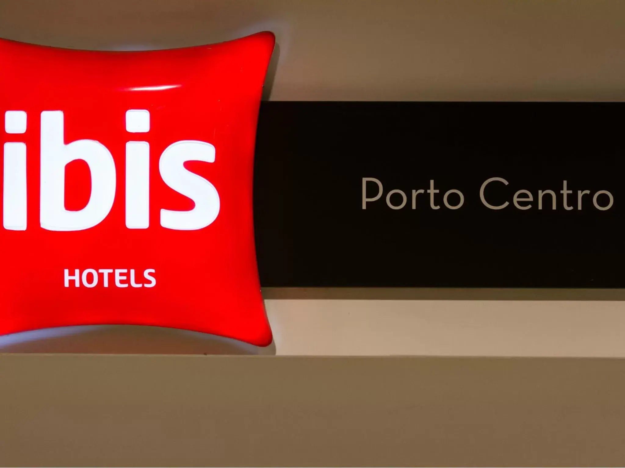 Facade/entrance, Property Logo/Sign in ibis Porto Centro São Bento