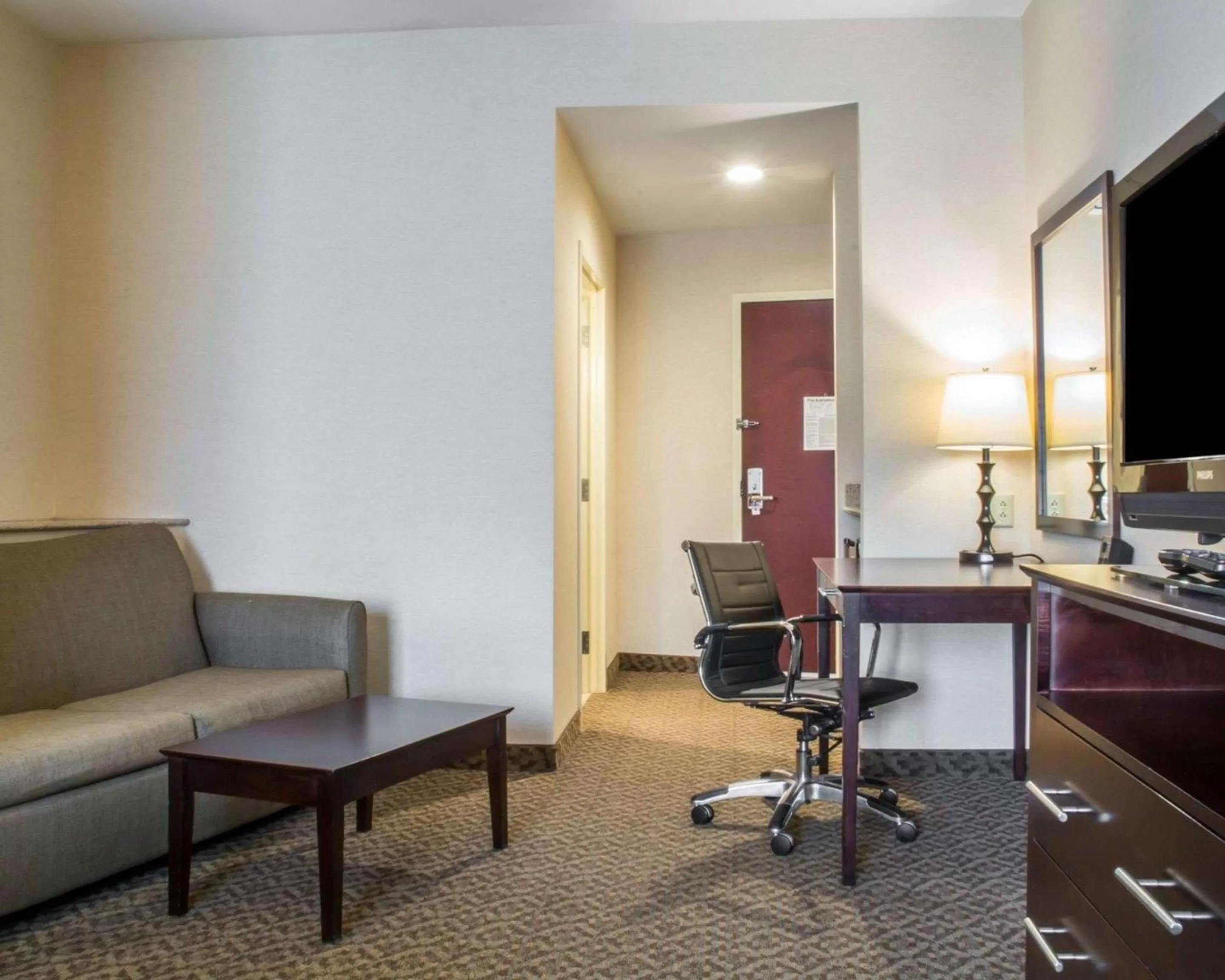King Suite with  Roll-in-Shower - Accessible/Non-Smoking in Comfort Suites Cicero - Syracuse North