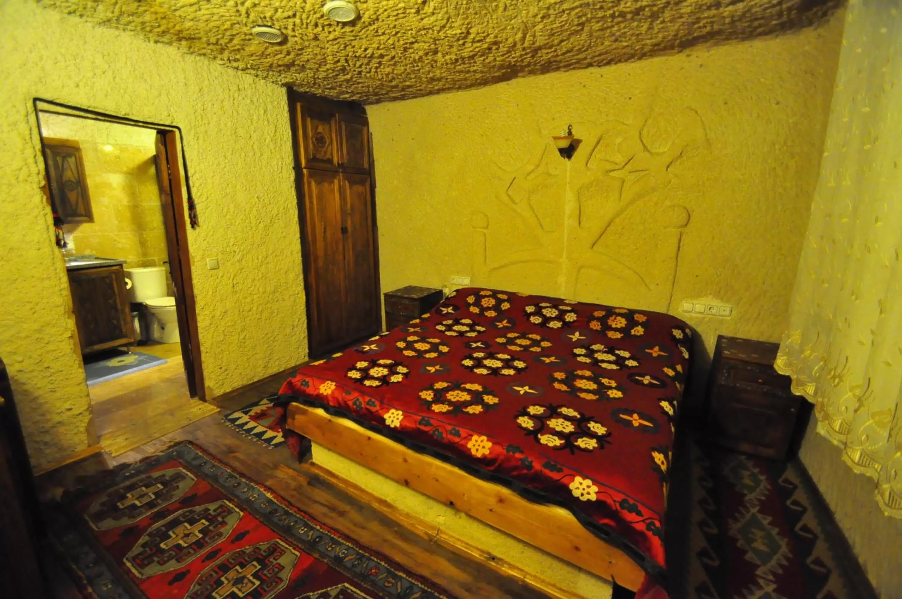 Bed in Kismet Cave House