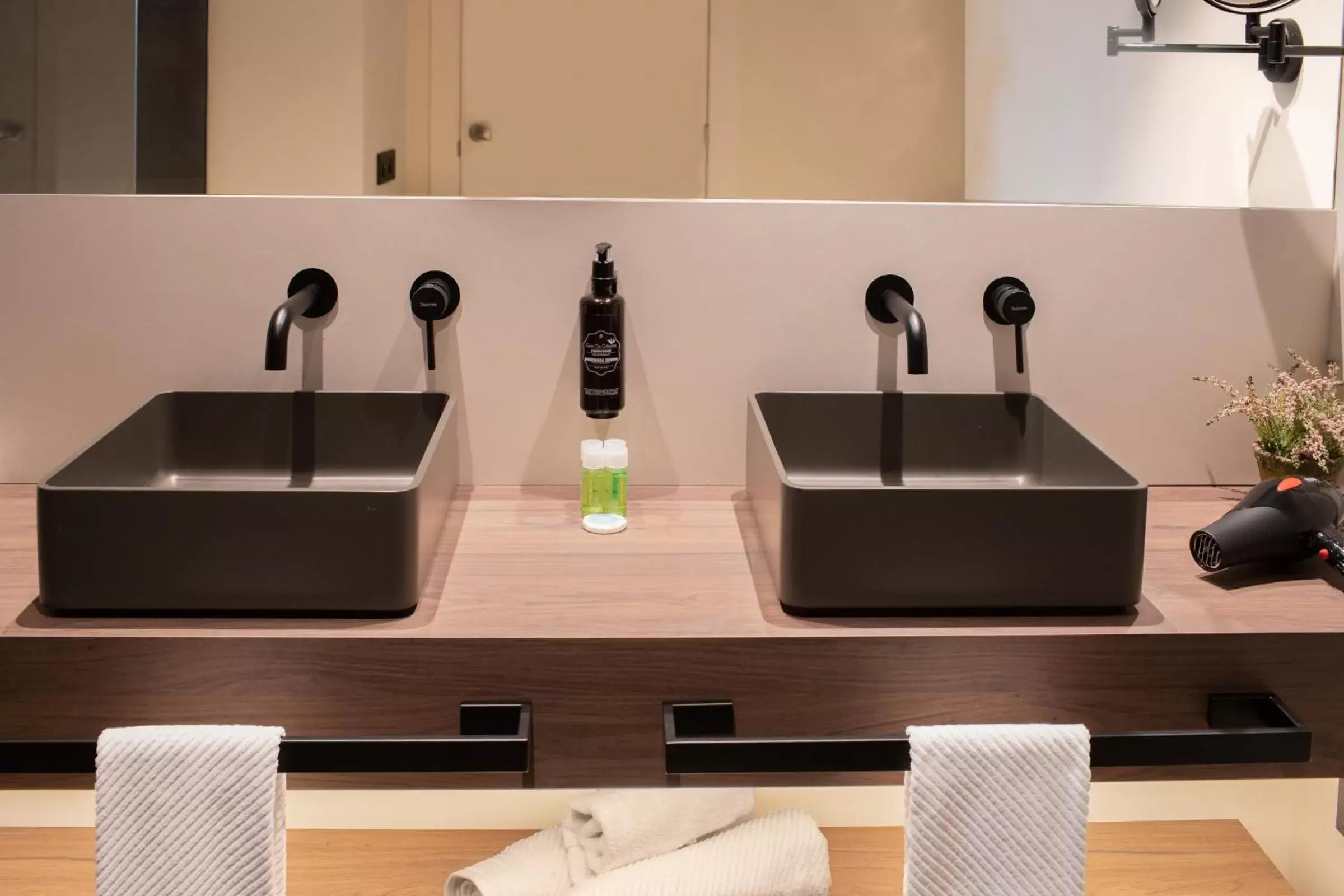 Bathroom, Kitchen/Kitchenette in BAH Barcelona Airport Hotel