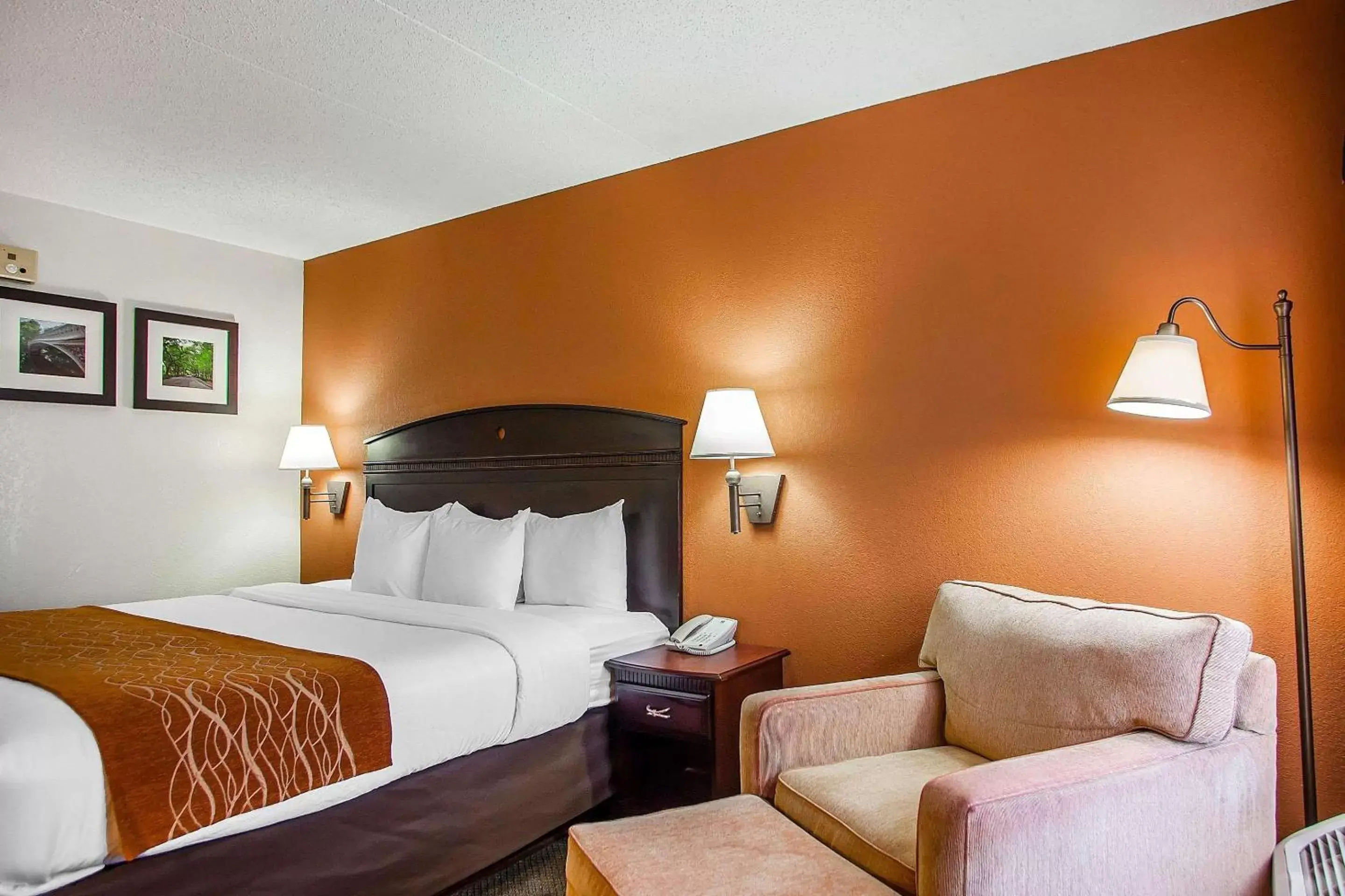 Photo of the whole room, Bed in Comfort Inn & Suites Somerset - New Brunswick