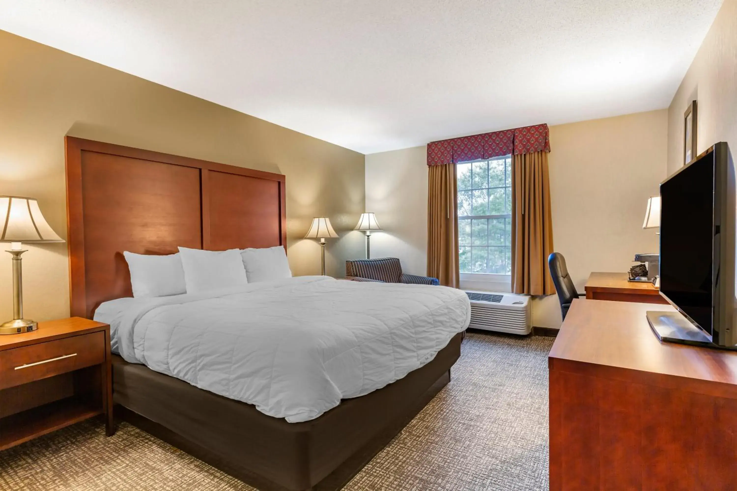 Photo of the whole room, Bed in Comfort Inn Foxboro - Mansfield