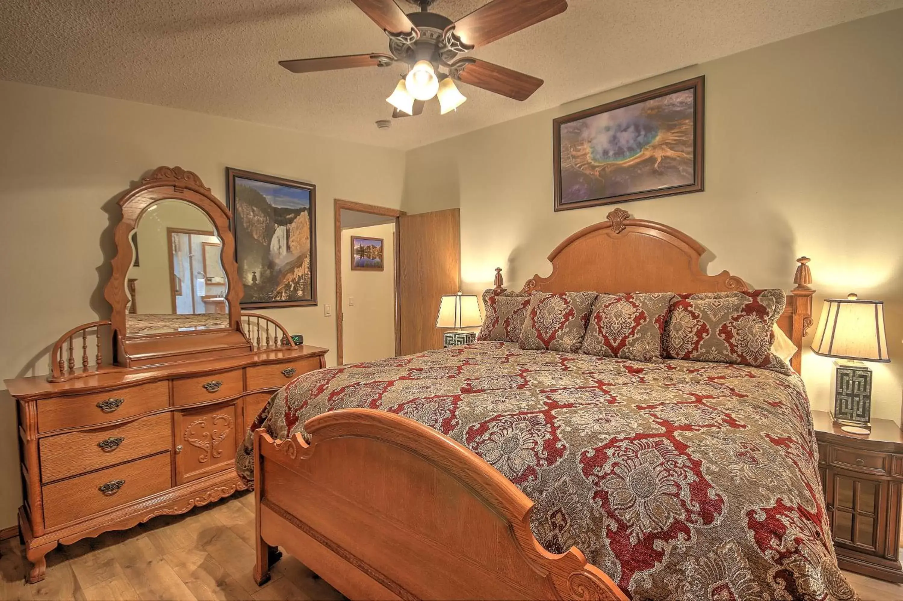 Bed in Yellowstone Gateway Inn