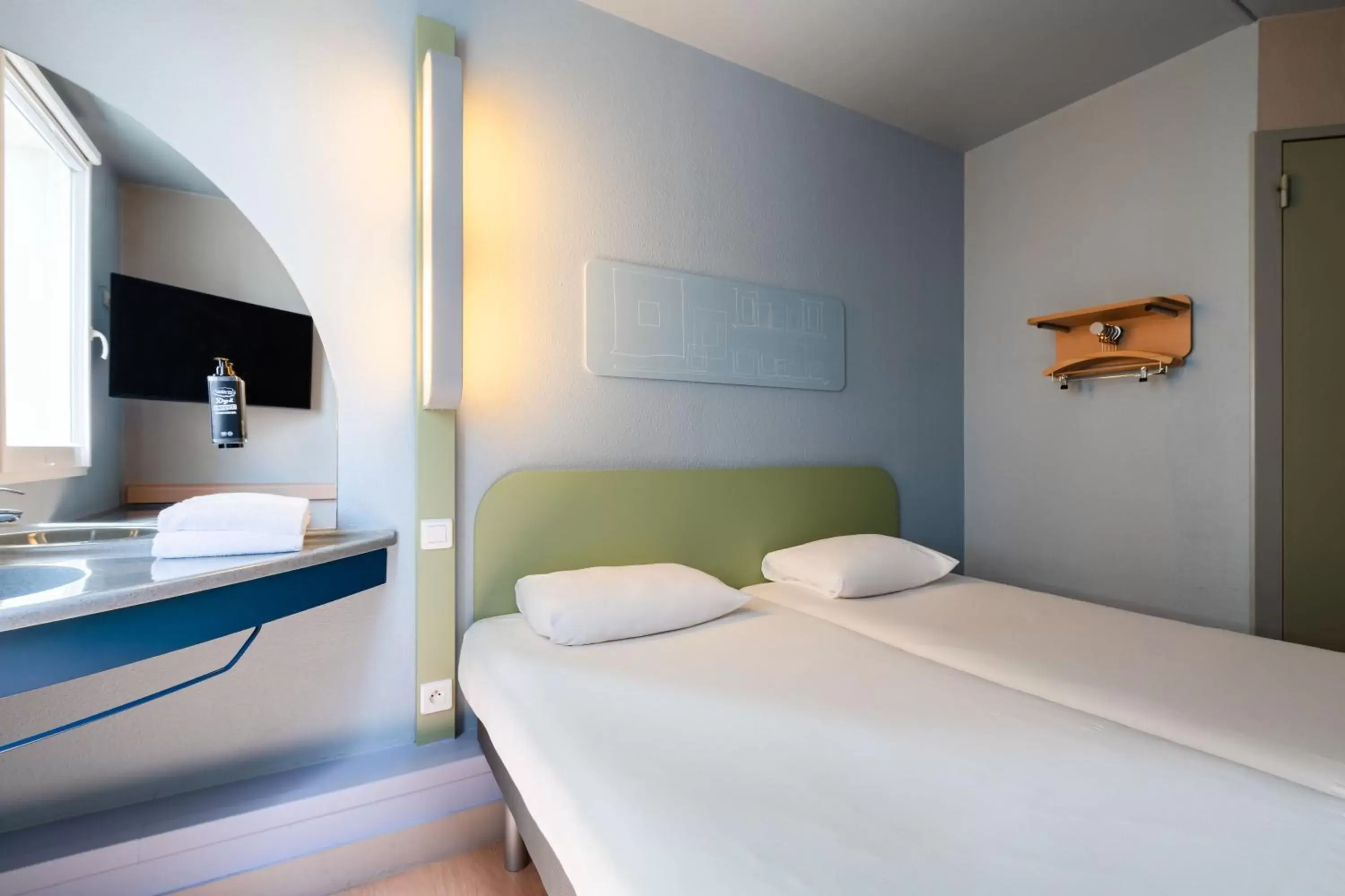 Photo of the whole room, Bed in ibis budget Lyon Villeurbanne