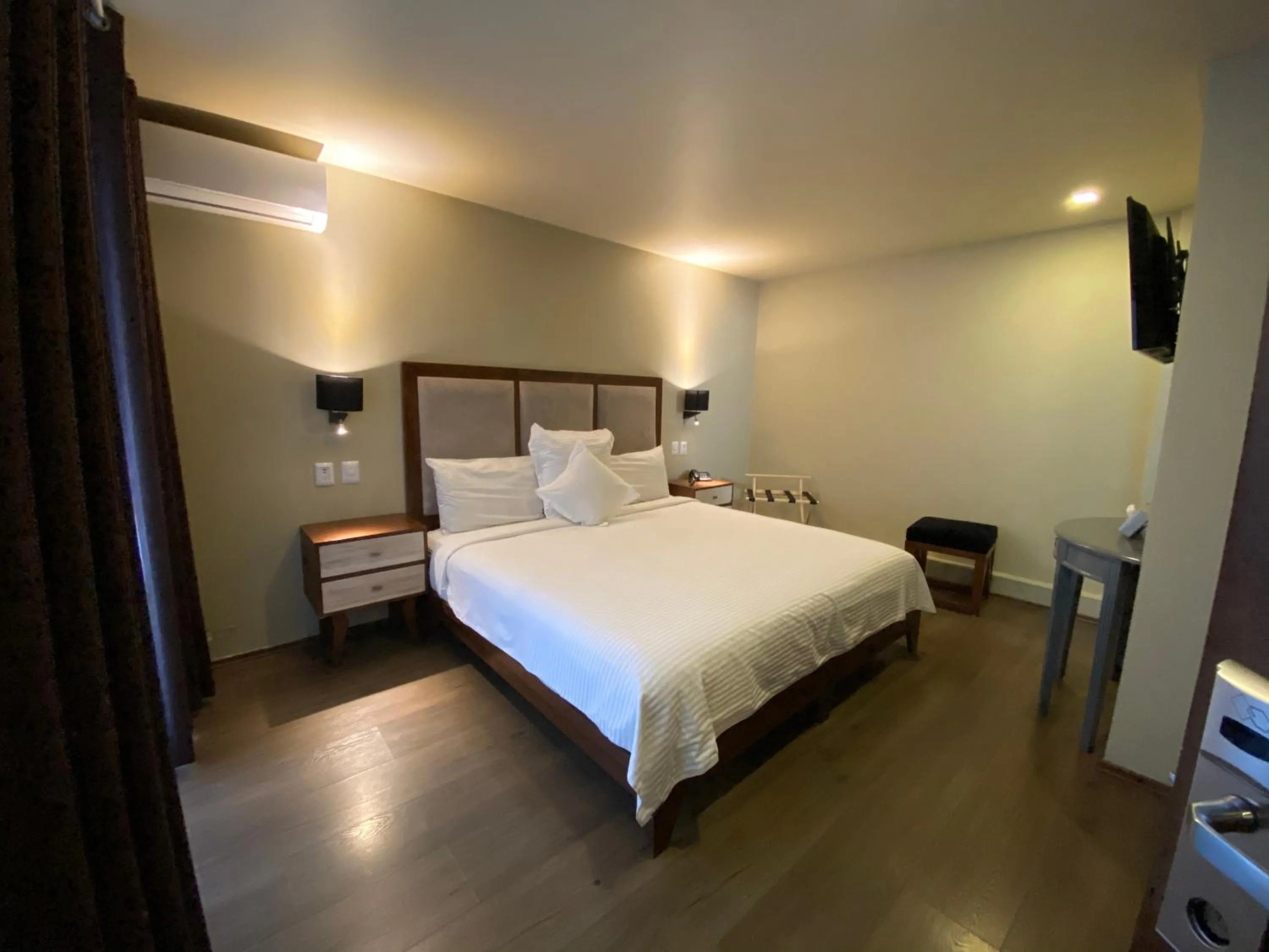 TV and multimedia, Bed in Suites Lerma 205