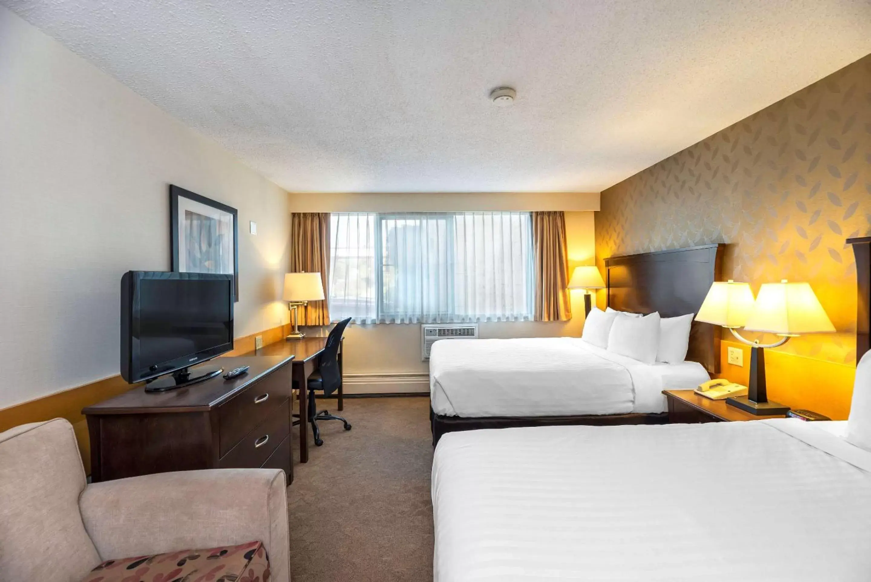 Bedroom, TV/Entertainment Center in Quality Inn