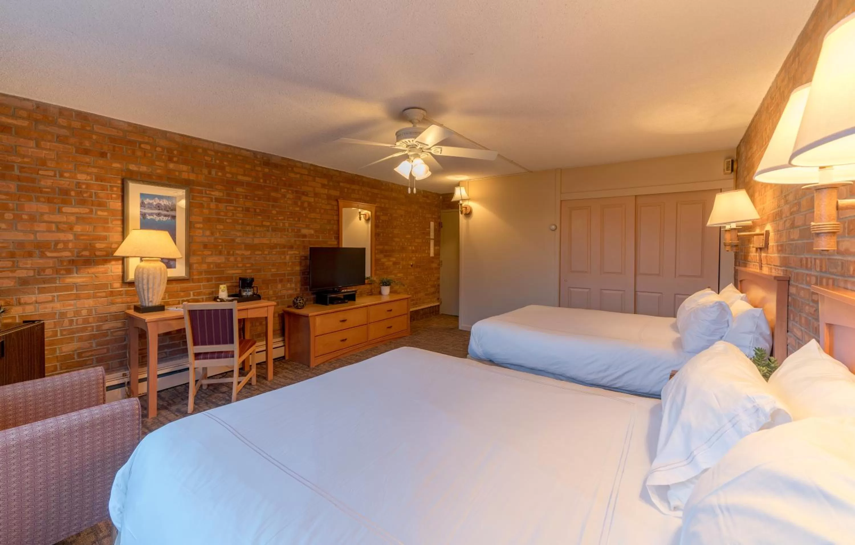 Photo of the whole room, Bed in Mountain Chalet Snowmass