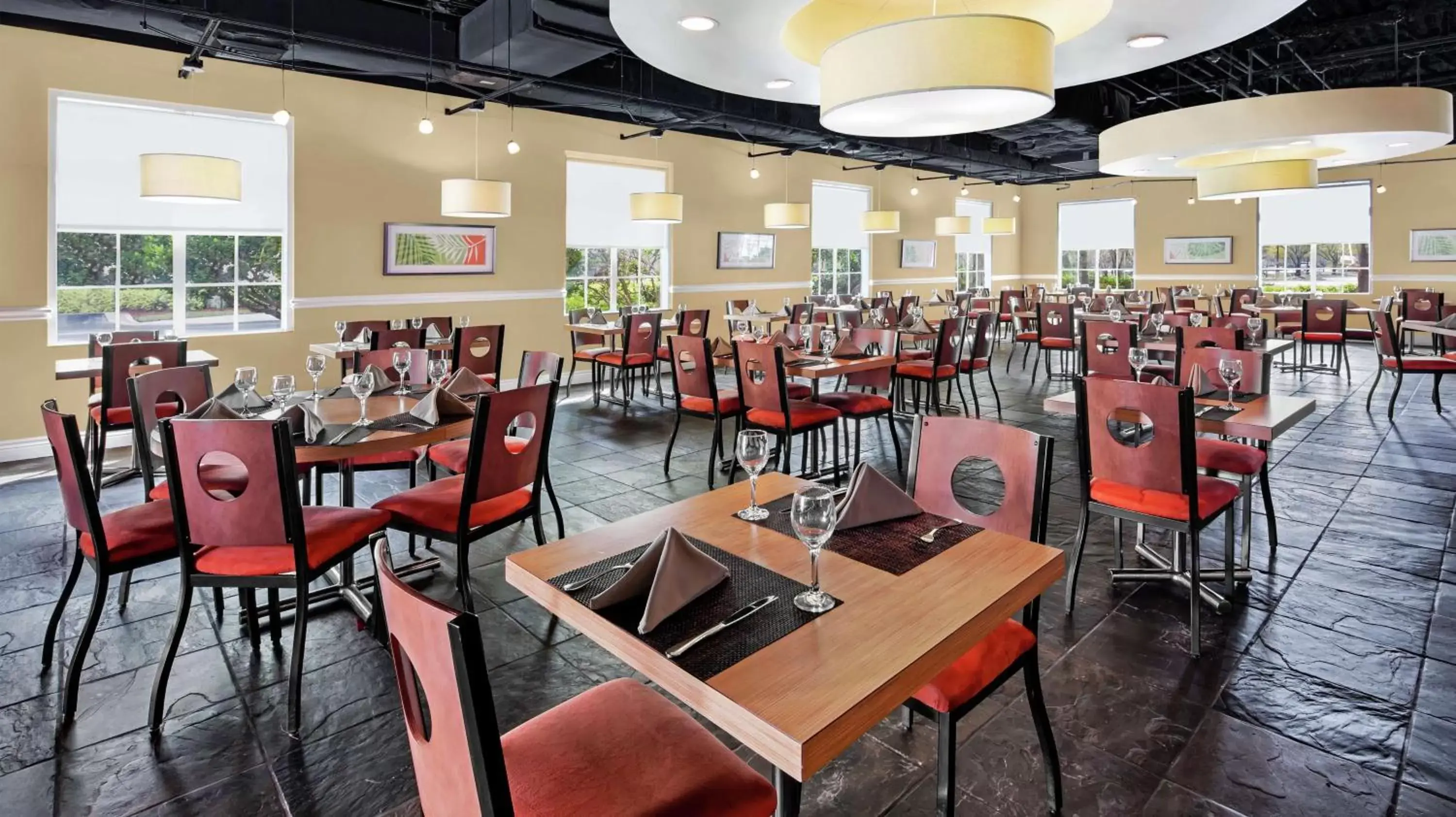 Dining area, Restaurant/Places to Eat in DoubleTree by Hilton Sunrise - Sawgrass Mills