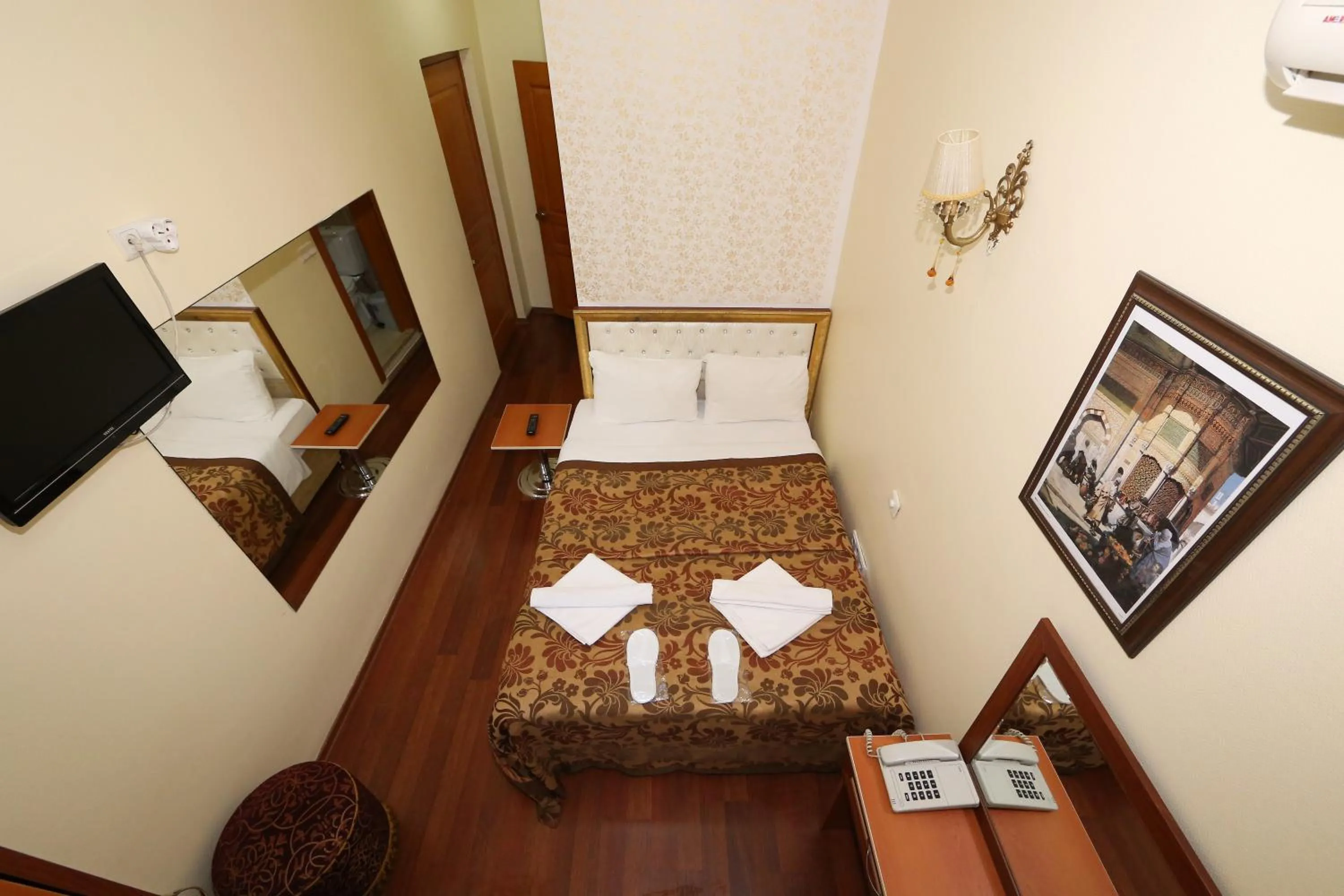 TV and multimedia, Bed in Meddusa Hotel