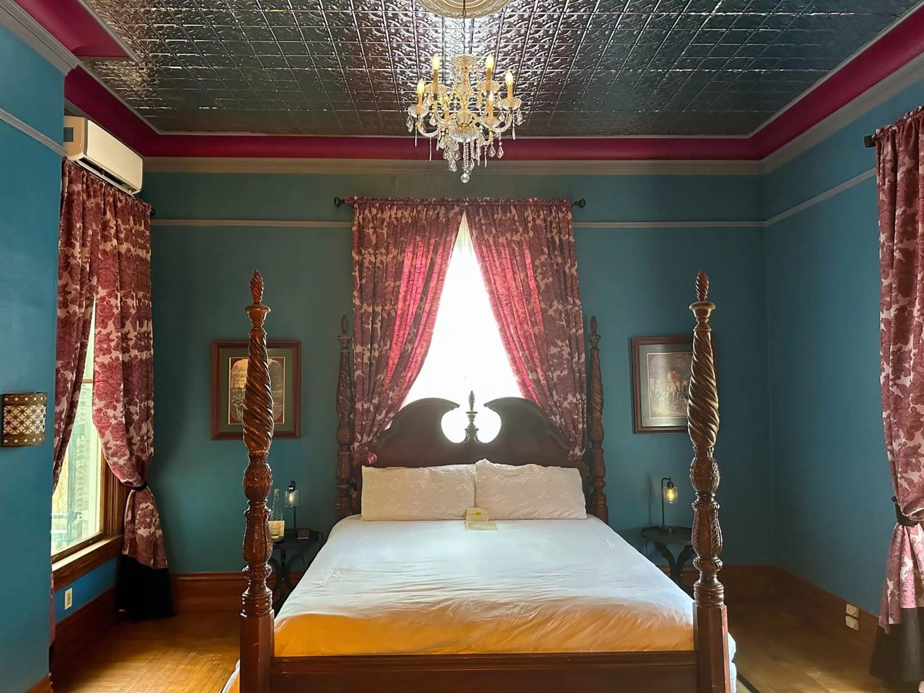 Bed in The Mansion on 17th, formerly Schaefer Haus